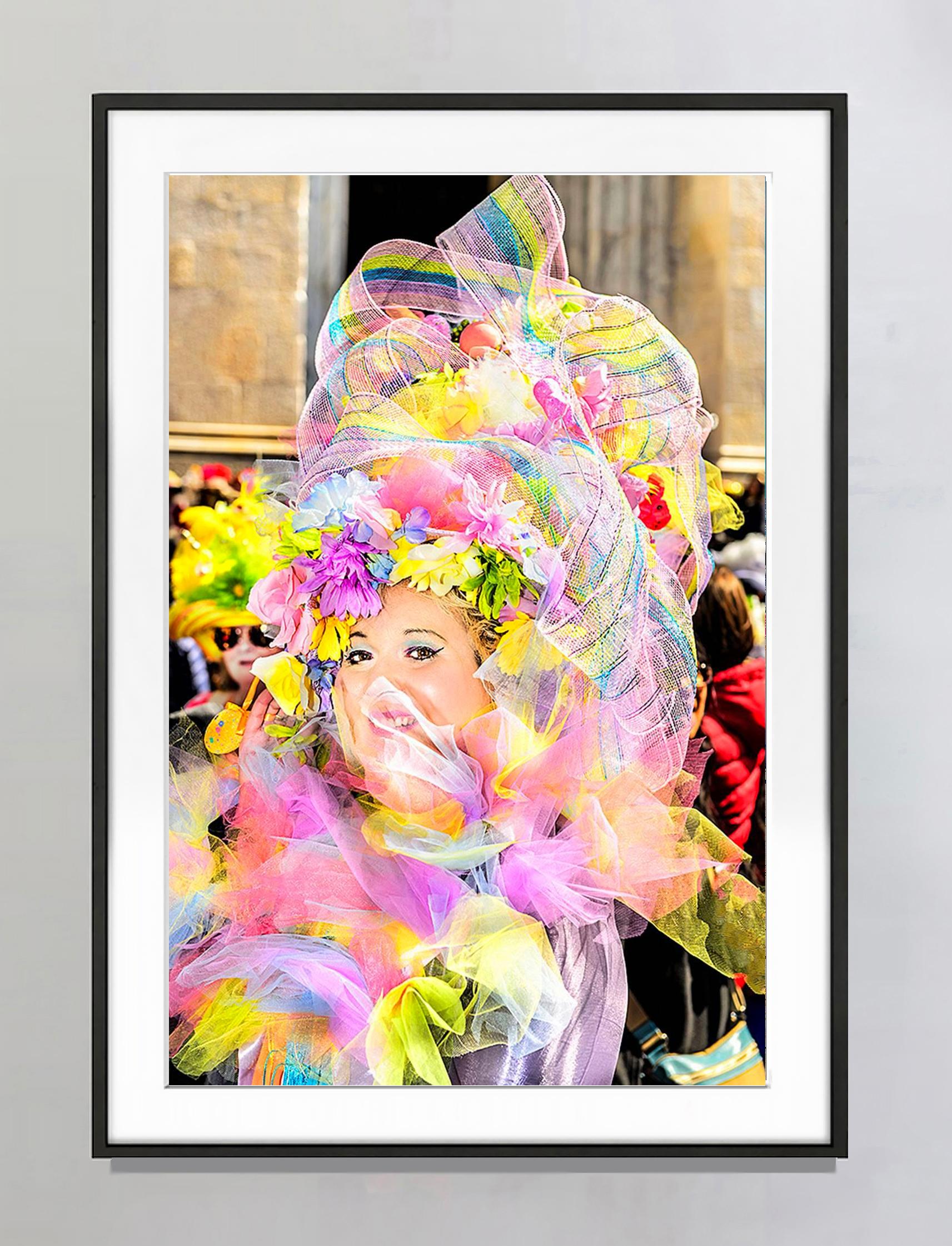 Schöne Blume Frau an der Fifth Avenue Oster Parade  – Photograph von Mitchell Funk