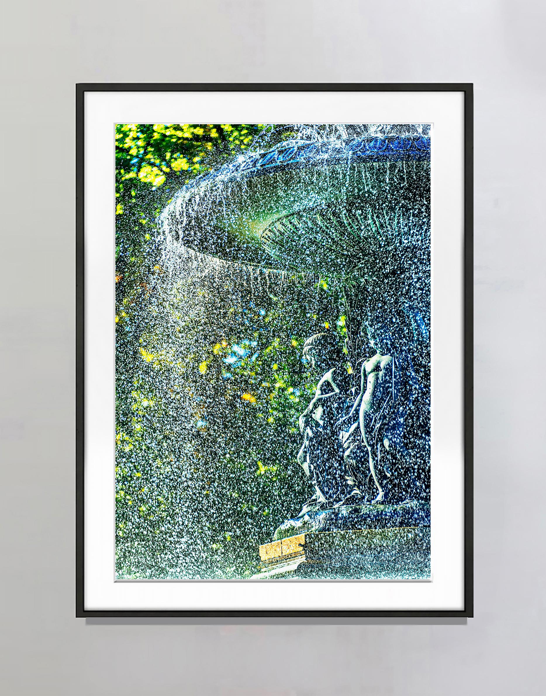Bethesda-Brunnen im Regen gebaucht wie Wassertropfen  -  Zentraler Park – Photograph von Mitchell Funk