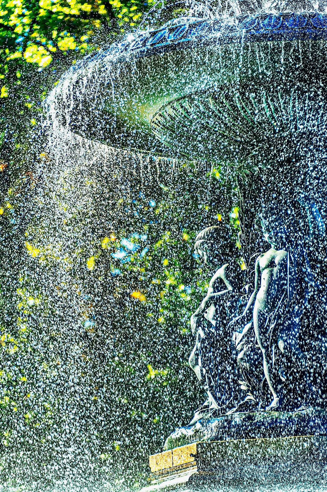 Mitchell Funk Landscape Photograph – Bethesda-Brunnen im Regen gebaucht wie Wassertropfen  -  Zentraler Park