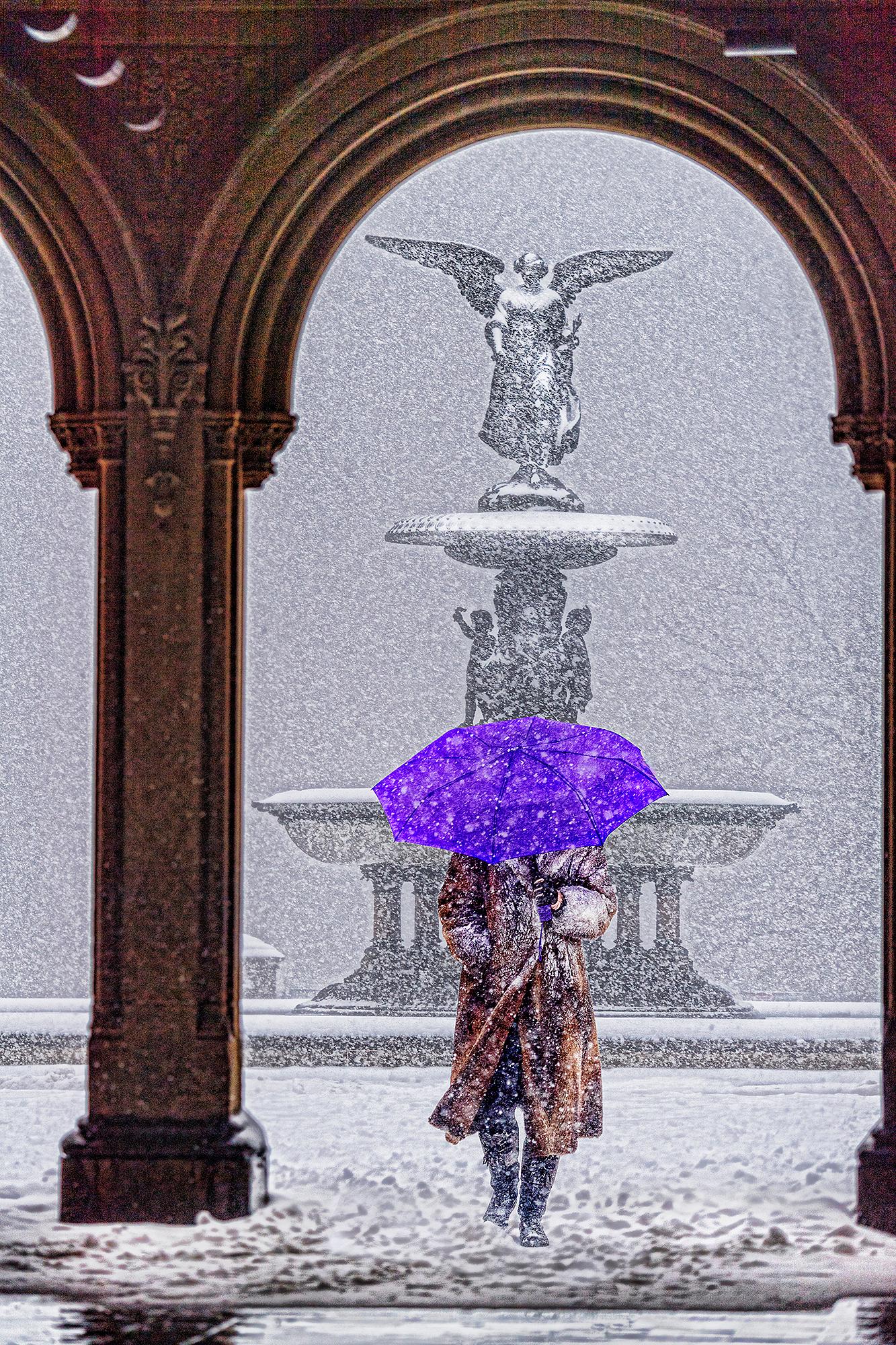 Fuente Bethesda Central Park en la nieve con paraguas morado