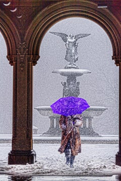 Fuente Bethesda Central Park en la nieve con paraguas morado