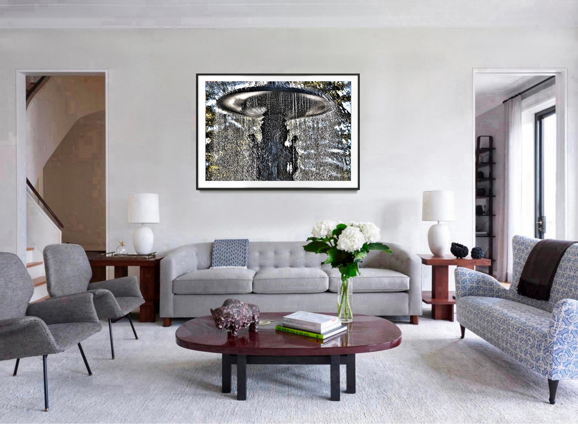 Aguas danzantes bajan de la Fuente de Bethesda, en Central Park. El agua forma un enérgico dibujo abstracto en un esquema de color monocromático. El uso que Mitchell Funk hace del contraluz y de la composición recortada logra esta abstracción lírica