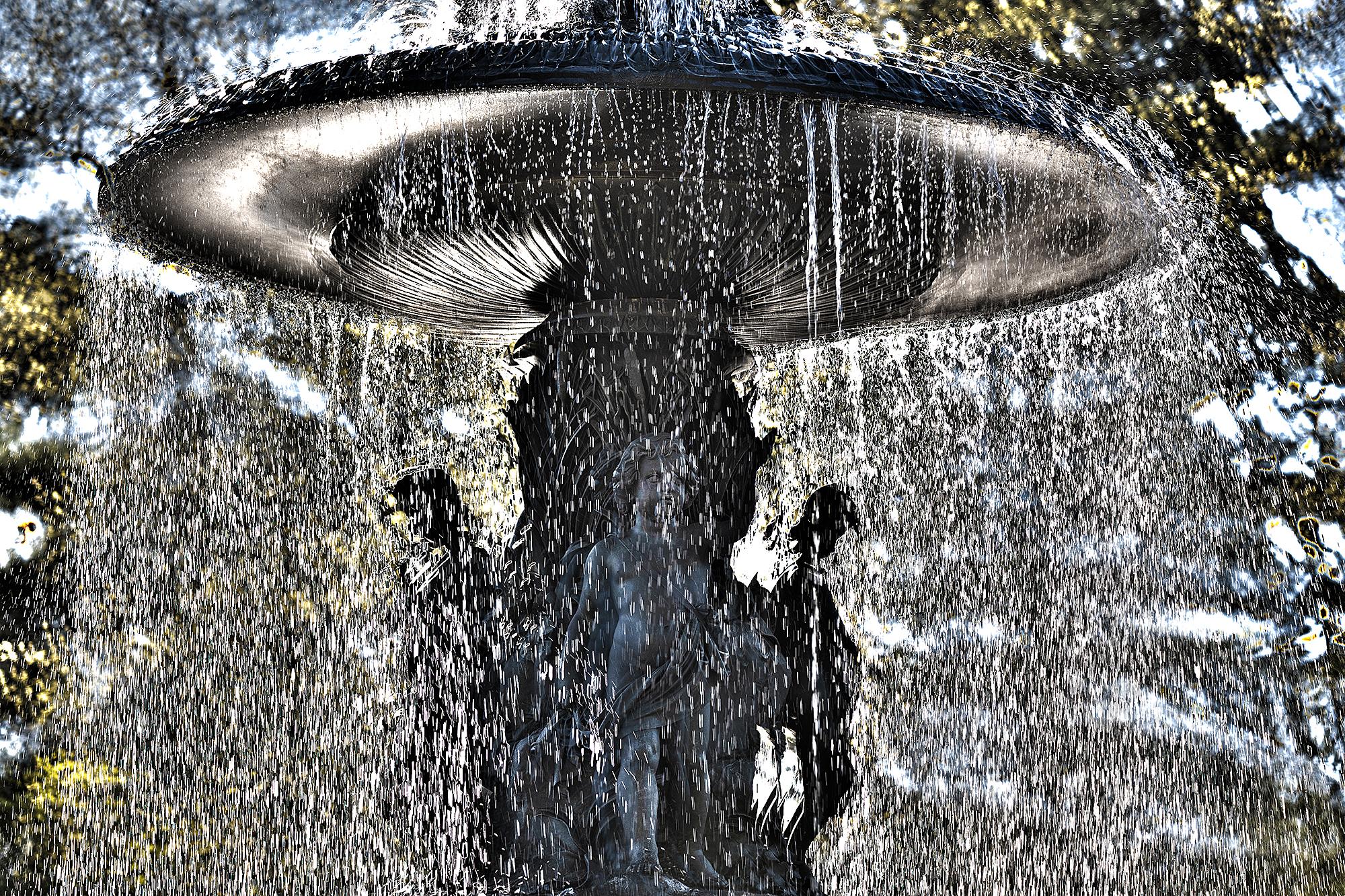 Abstract Photograph de Mitchell Funk - Fuente Bethesda Aguas Danzantes en Central Park - Color Monocromático