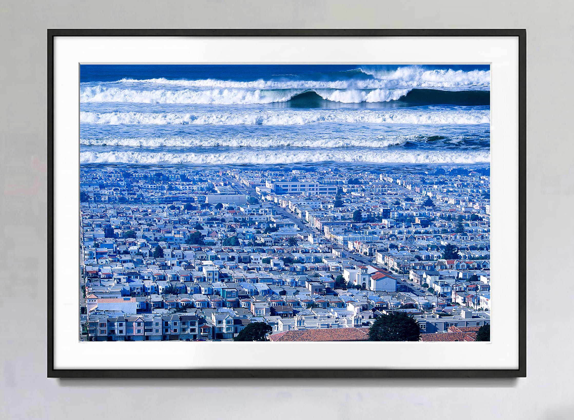 Big Blue Waves Ocean District San Francisco  - Visual White Noise  - Photograph de Mitchell Funk