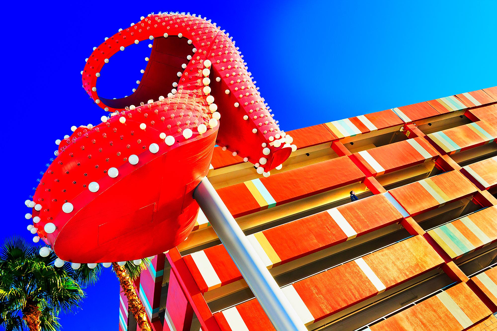 Mitchell Funk Color Photograph – Großer roter Schuh in der Fremont Street in der Innenstadt von Las Vegas