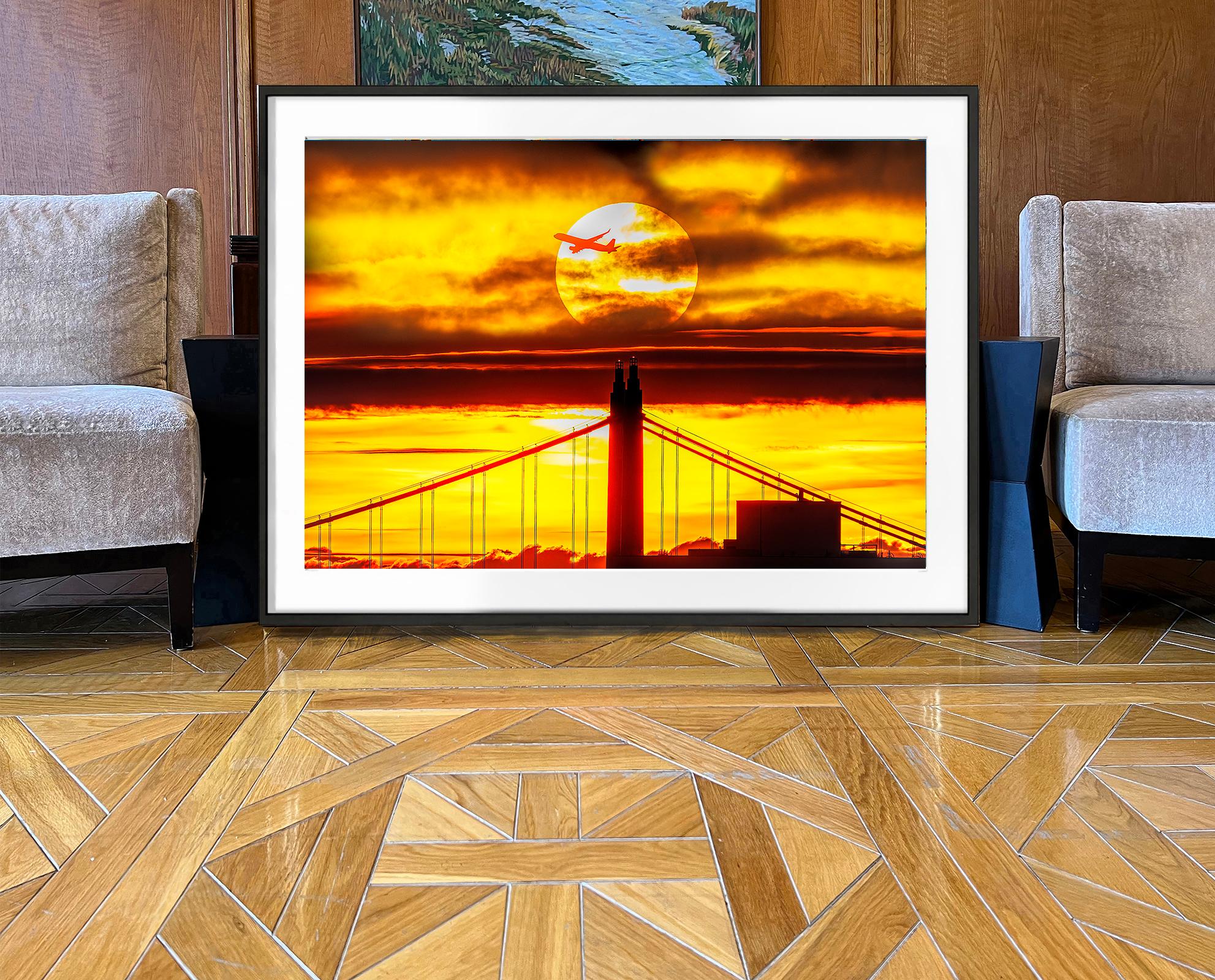 Big Sun über der New Yorker Brücke   - Die Vergänglichkeit der Zeit. – Photograph von Mitchell Funk