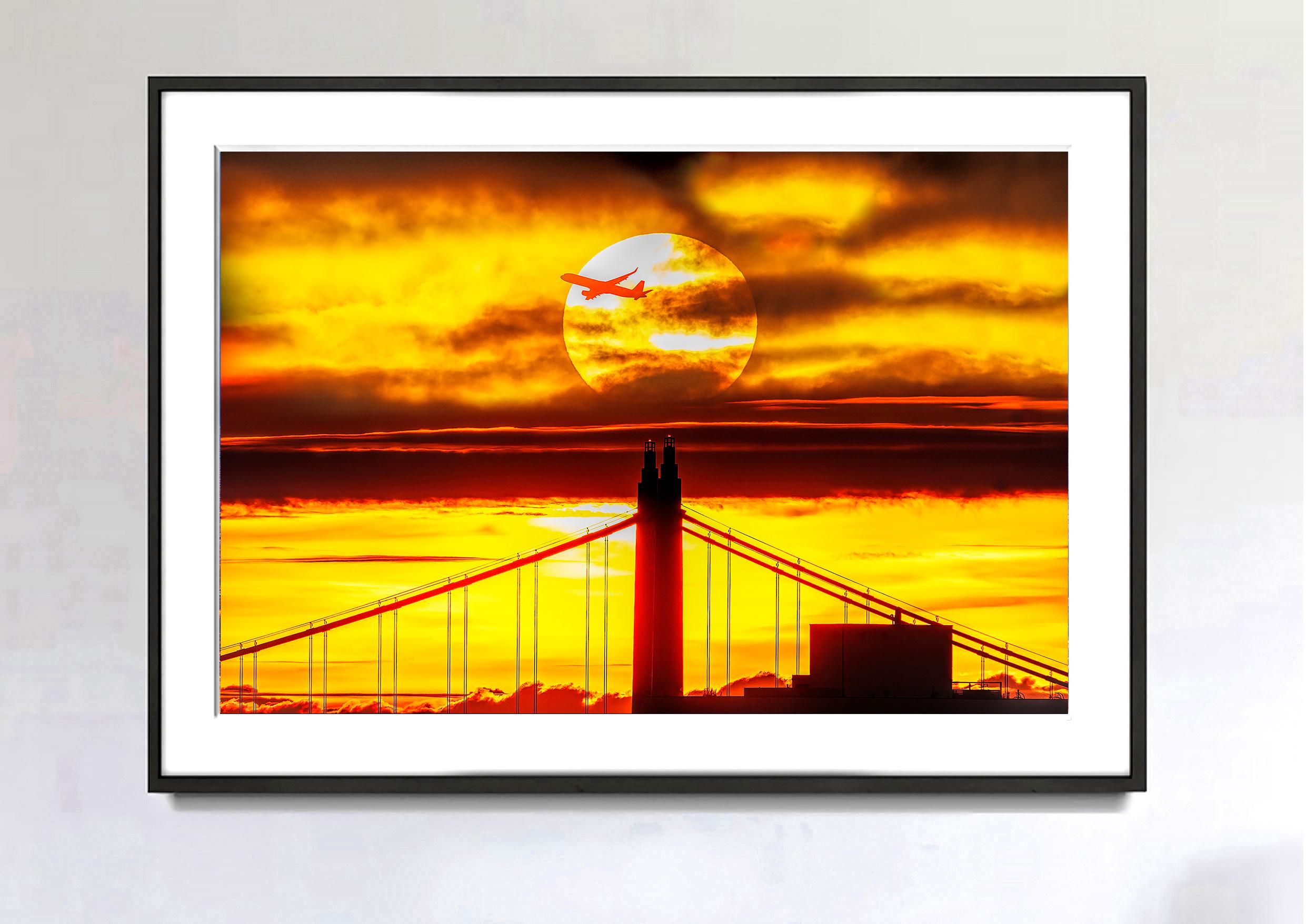 Big Sun über der New Yorker Brücke   - Die Vergänglichkeit der Zeit. (Orange), Color Photograph, von Mitchell Funk