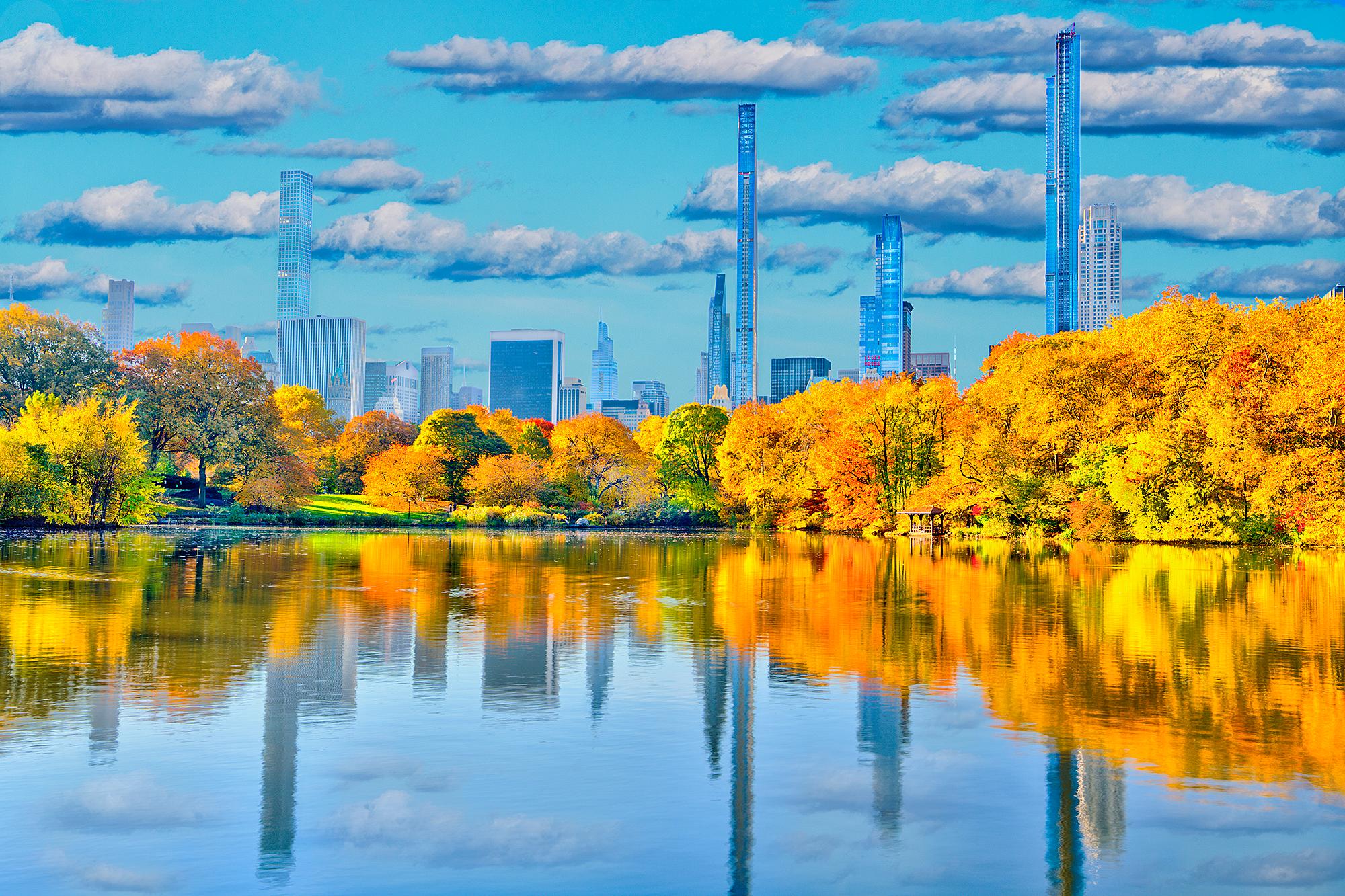 Mitchell Funk Color Photograph – Billionaires' Row Manhattan vom Central Park aus in herbstlichen Farben  Himmel und Erde