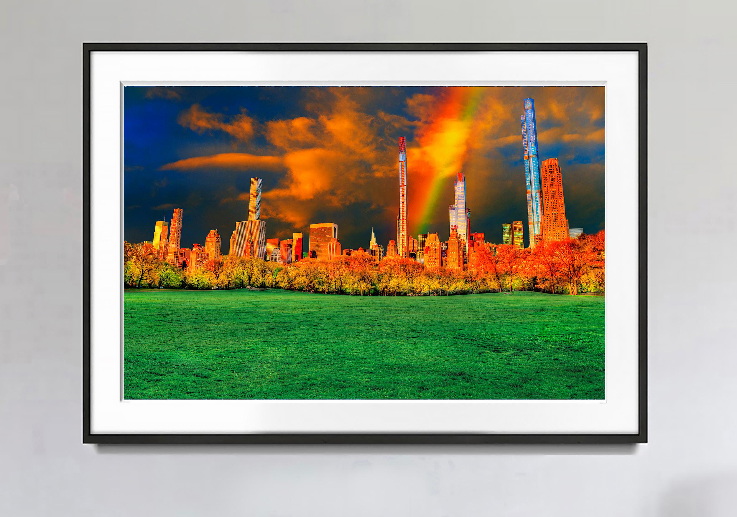  Manhattan Billionaires Row.  Goldtopf  Am Ende des Regenbogens – Photograph von Mitchell Funk