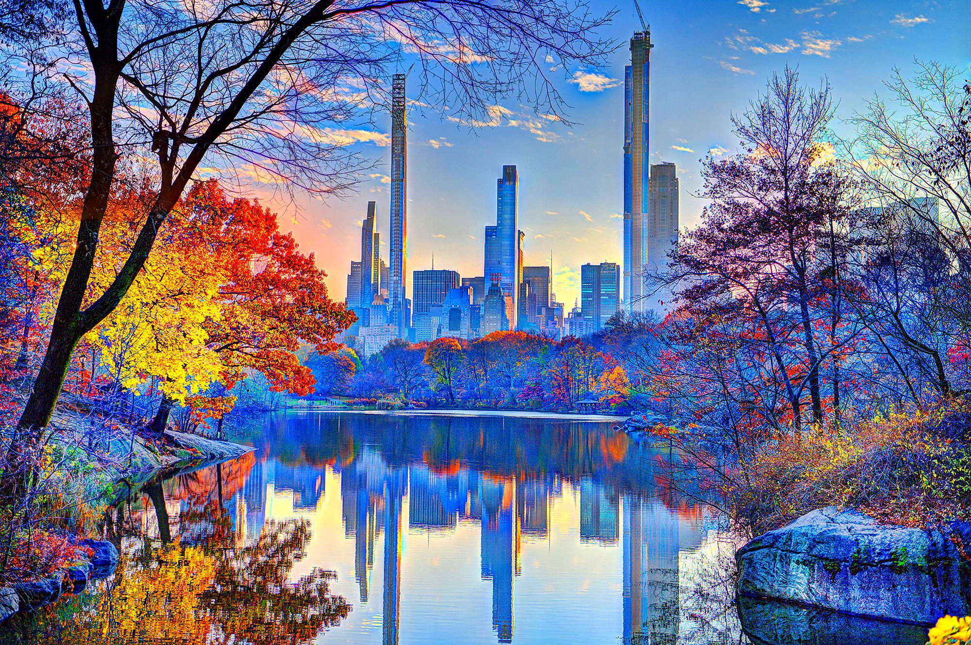 Color Photograph di Mitchell Funk - The Row, il quartiere dei miliardari  - Lo skyline di New York da Central Park