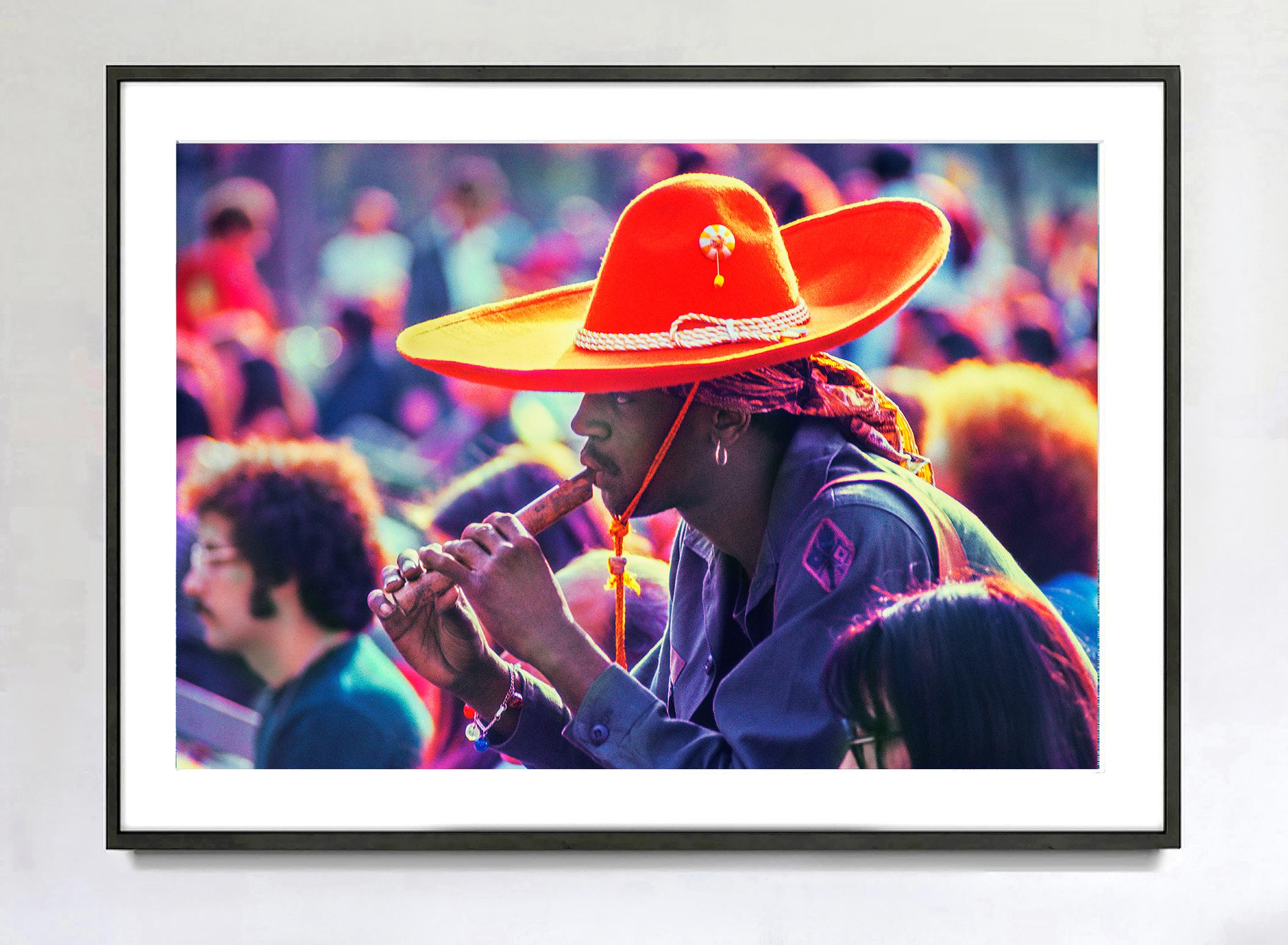 Schwarzer Hippie-Sombrero  Flute Central Park Music Festival 60er-Jahre-Feierlichkeit – Photograph von Mitchell Funk