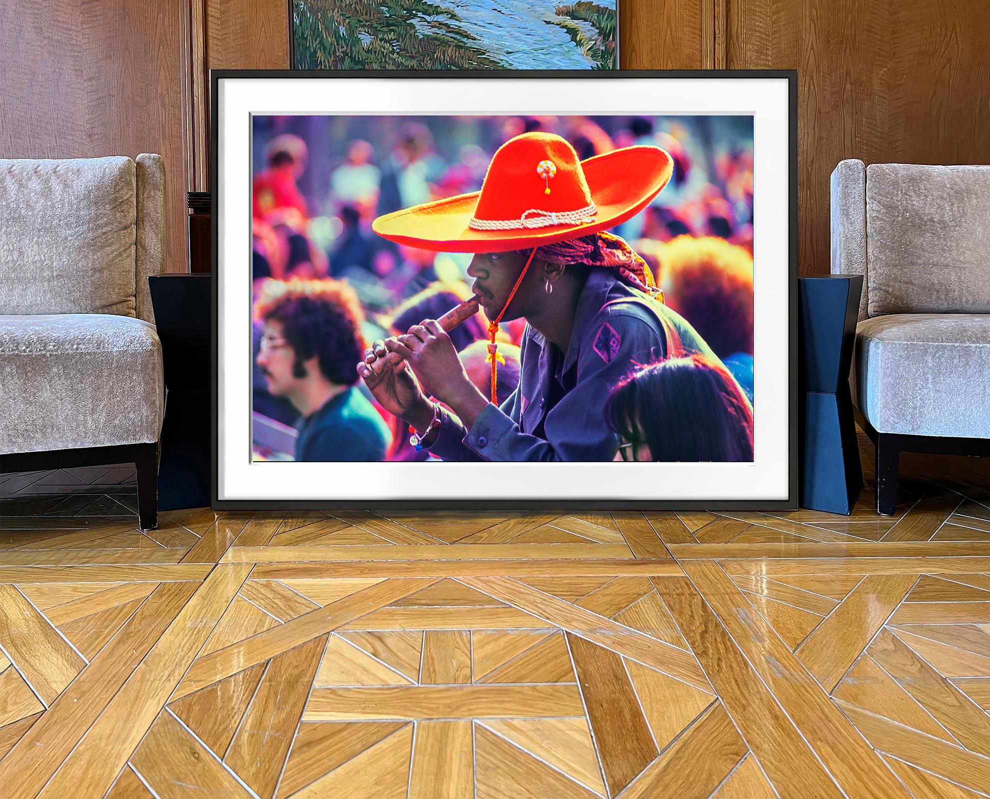  Ein schwarzer Hippie mit einem majestätischen roten Sombrero wird beim Flötenspiel auf einem Musikfestival im Central Park 1969 aufgenommen.  Im selben Jahr feierte die jugendliche 