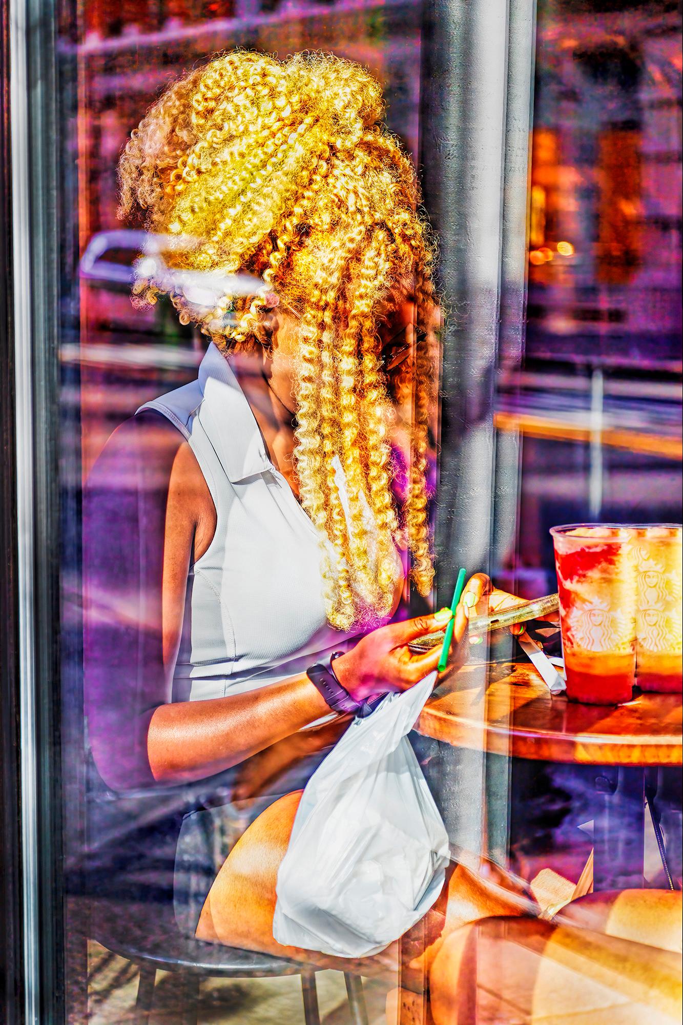 Mitchell Funk Portrait Photograph – Schwarze schwarze Frau mit extravaganten Haaren im Cafe