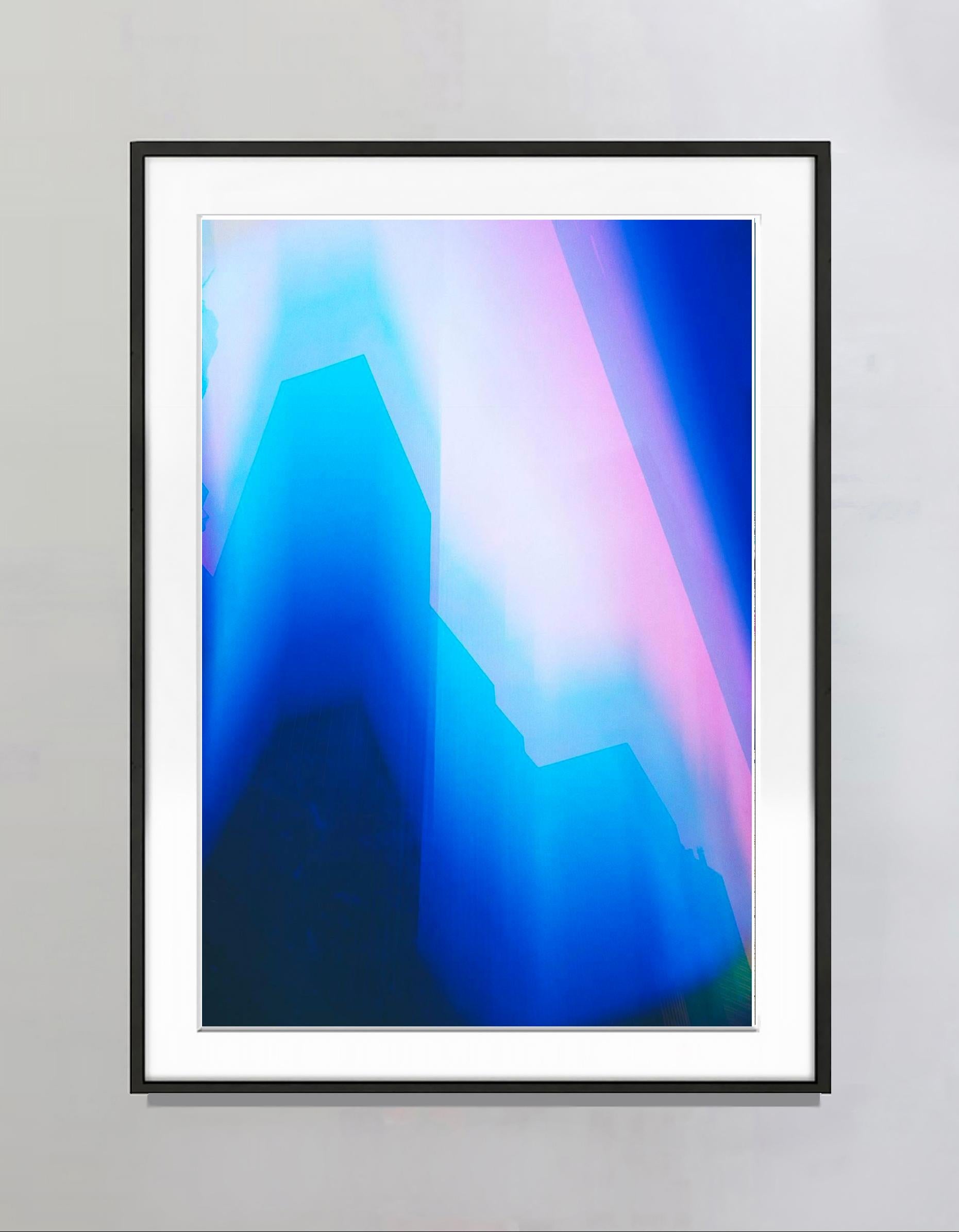 Blaue Gebäude, New York 1970,  Architektur – Photograph von Mitchell Funk