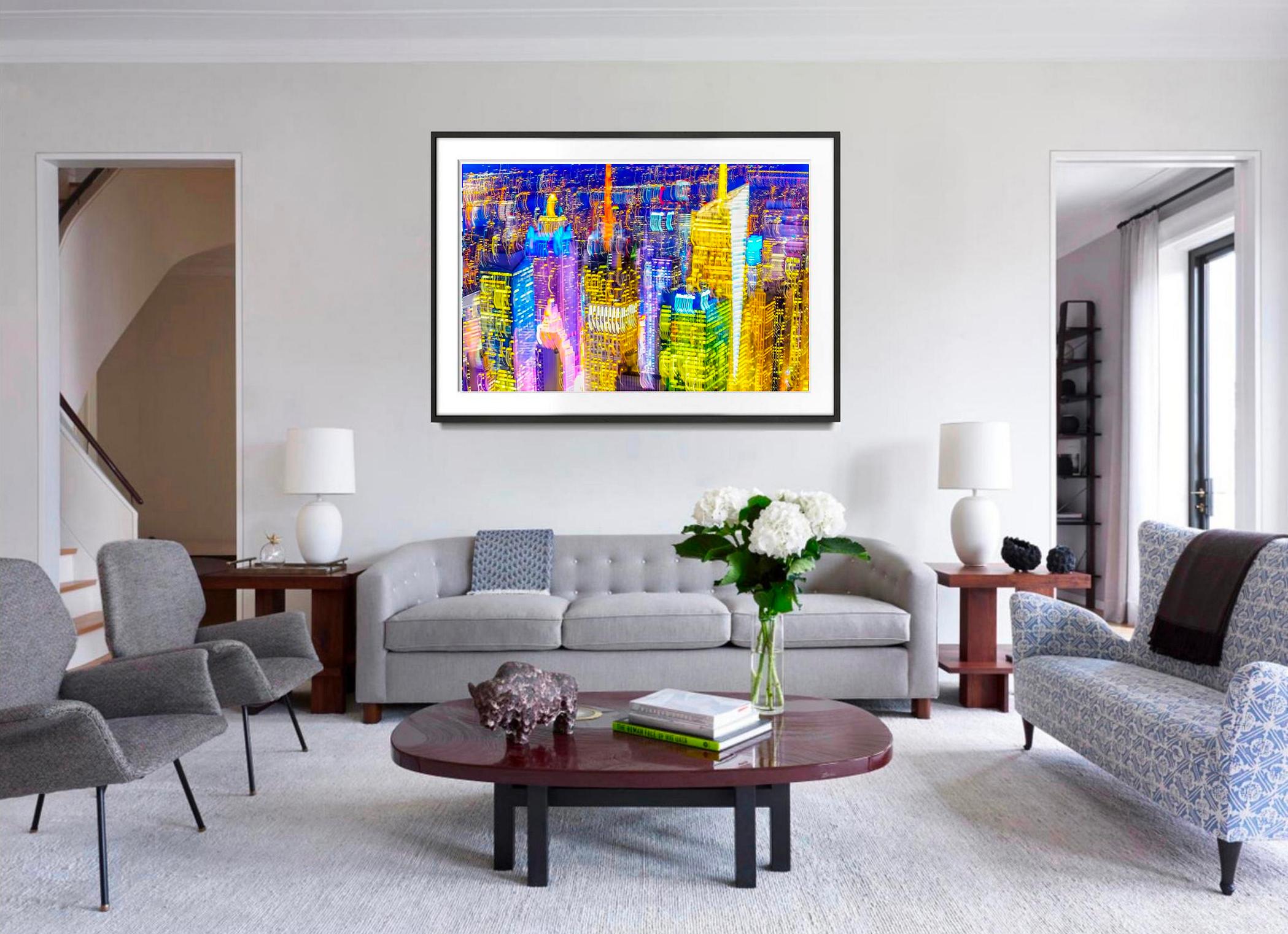 Unscharfe bunte New Yorker Skyline – Photograph von Mitchell Funk