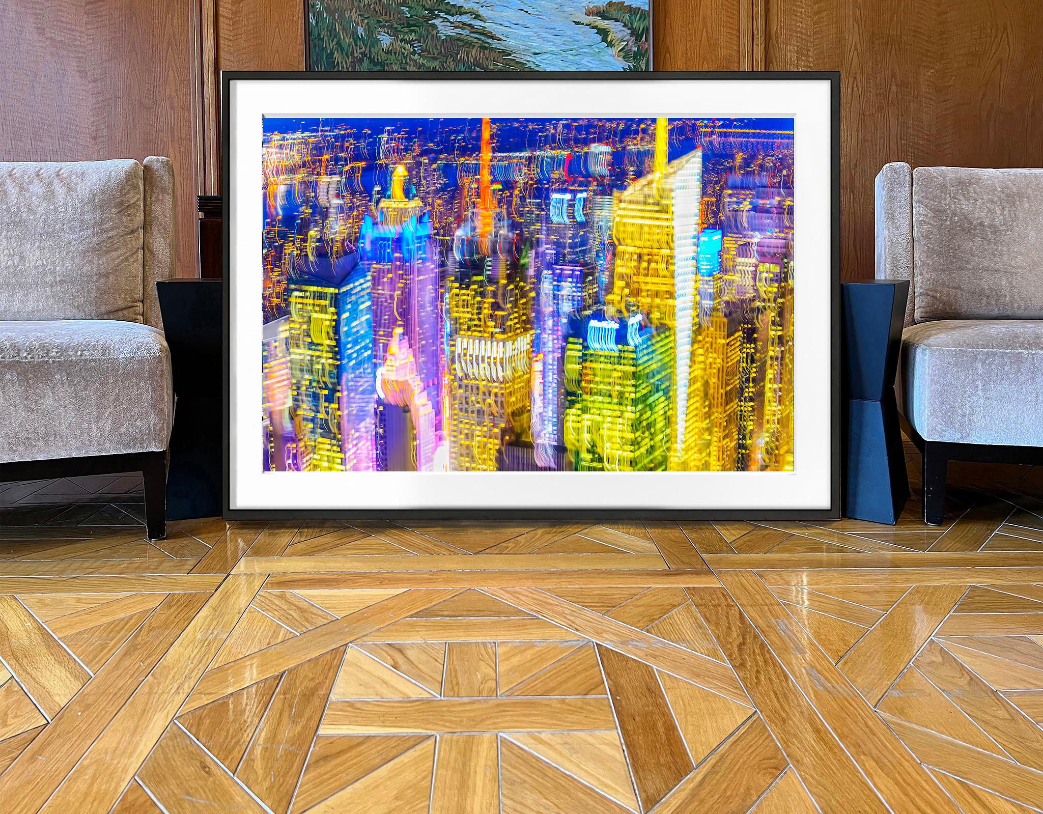 Unscharfe bunte New Yorker Skyline (Braun), Abstract Photograph, von Mitchell Funk