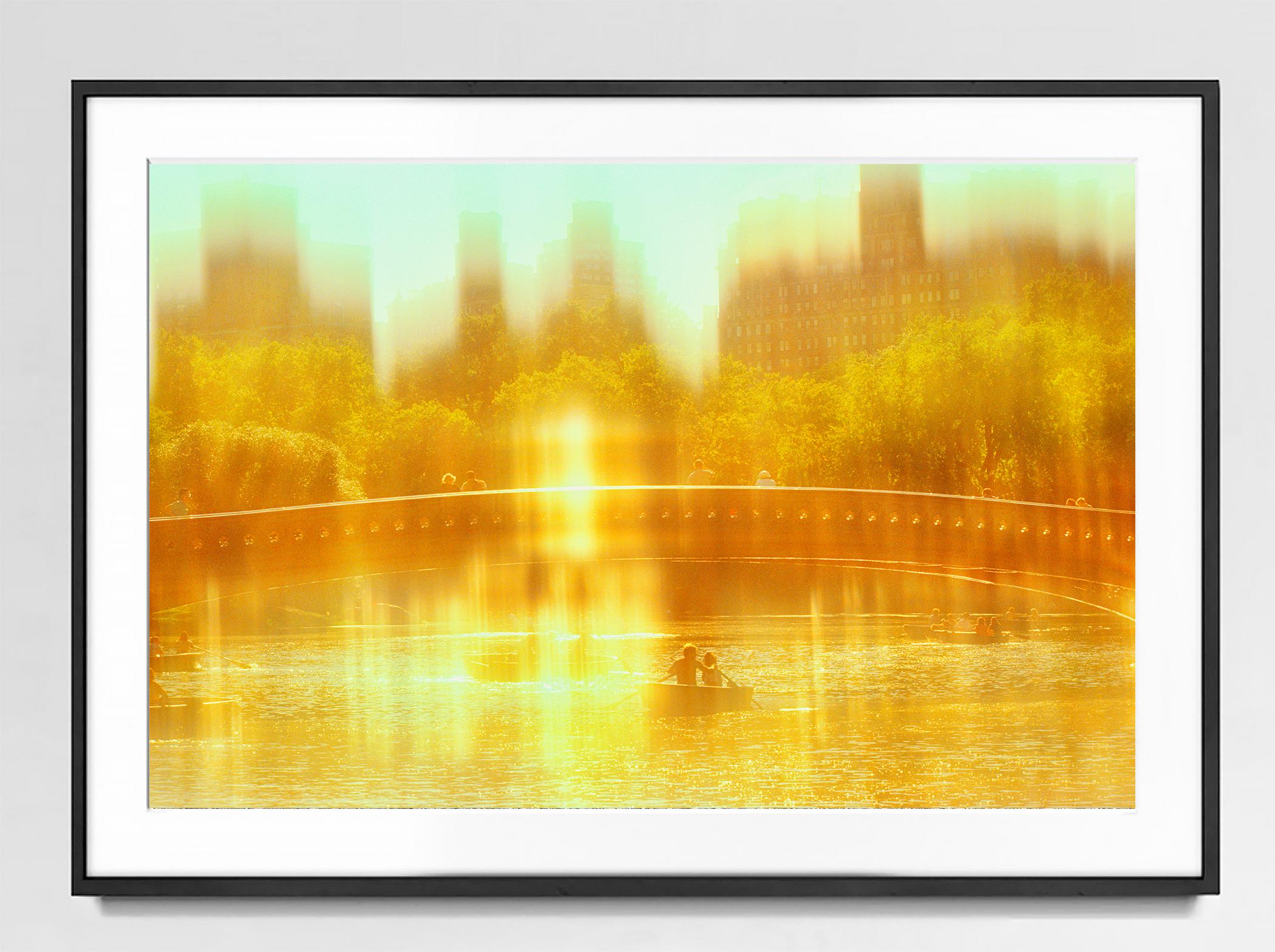 Bow Bridge Landschaft in Gold – Photograph von Mitchell Funk