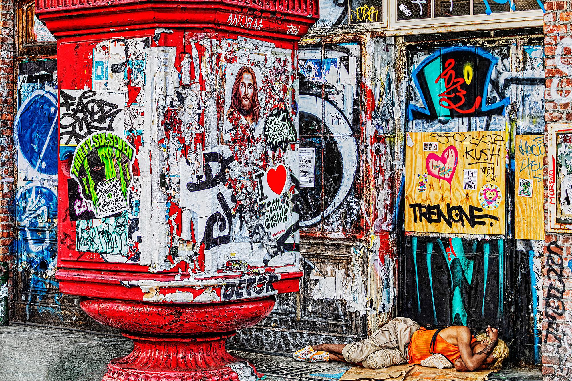 Scène de rue de Bowery avec graffiti abstrait
