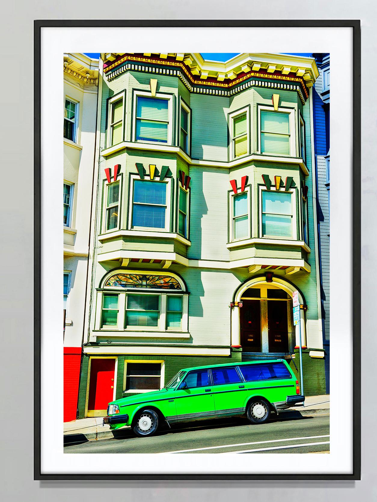 Hellgrüner Auto vor viktorianischem Haus, San Francisco, Architektur  – Photograph von Mitchell Funk