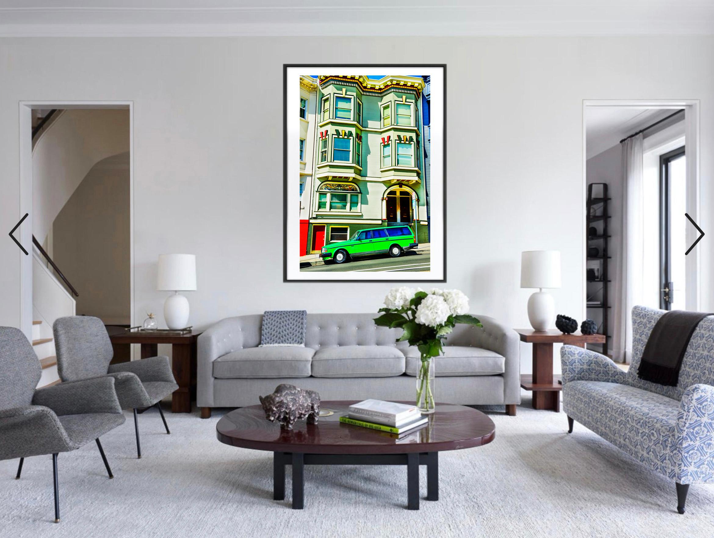 Hellgrüner Auto vor viktorianischem Haus, San Francisco, Architektur  (Geometrische Abstraktion), Photograph, von Mitchell Funk