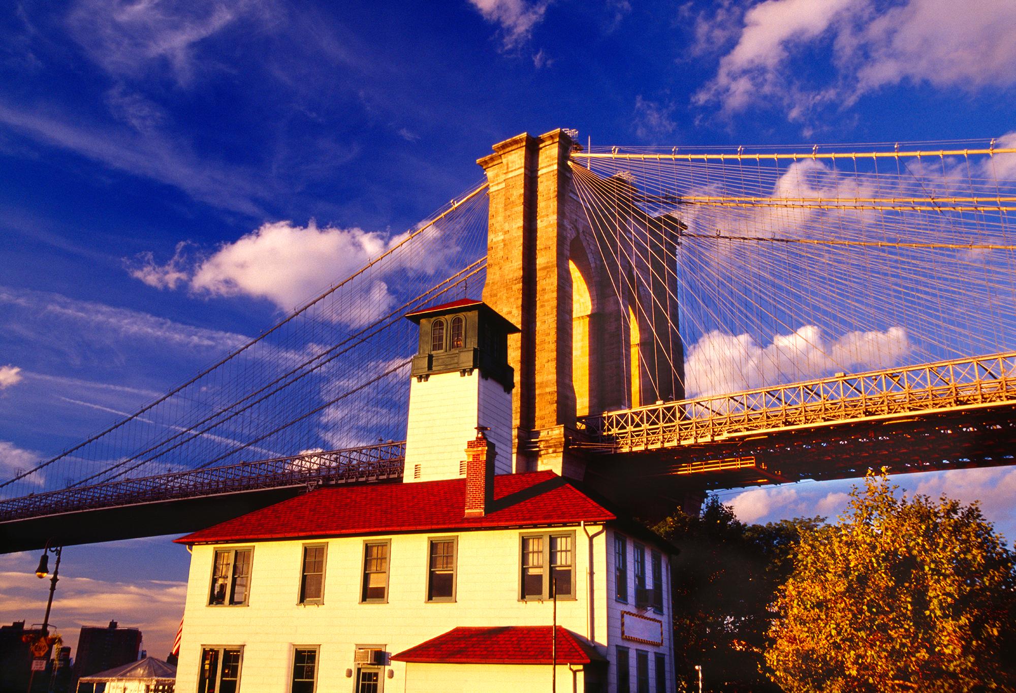 Mitchell Funk Landscape Photograph – Brooklyn Bridge und Gebäude