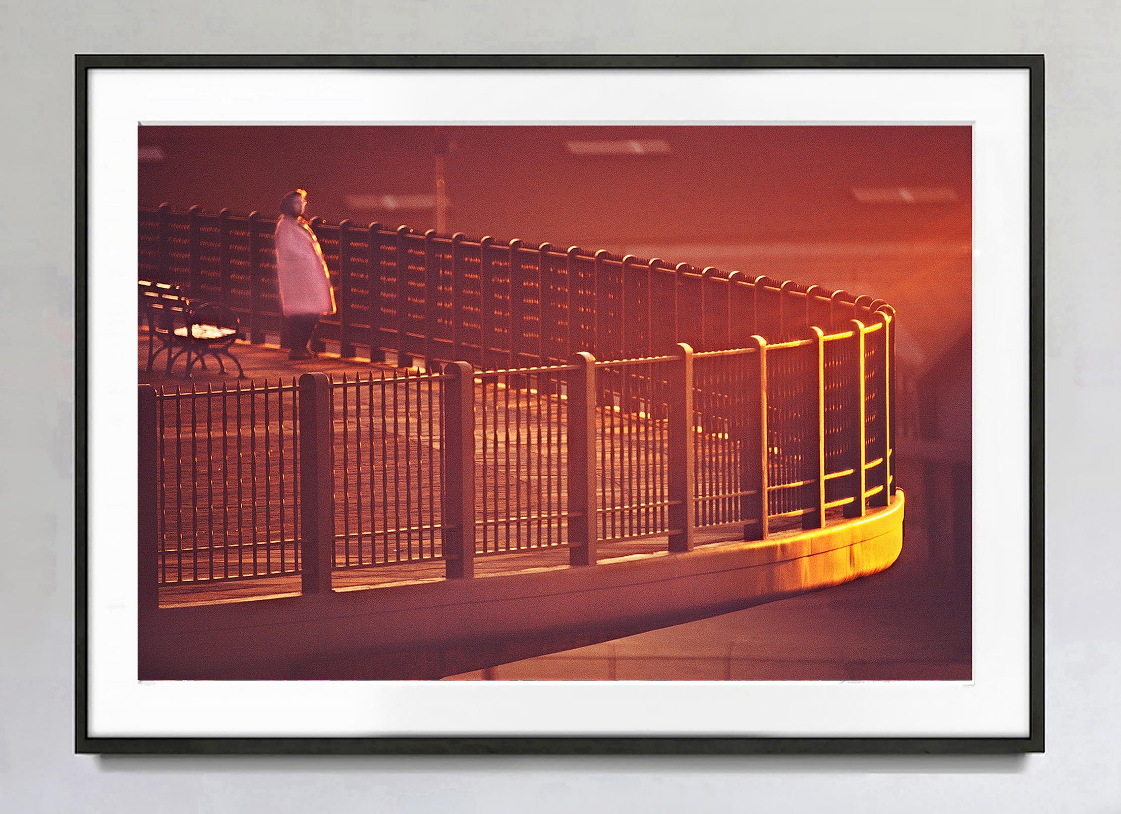 Brooklyn Heights Promenade in luce dorata - Luce magica  - Edward Hopper - Photograph di Mitchell Funk