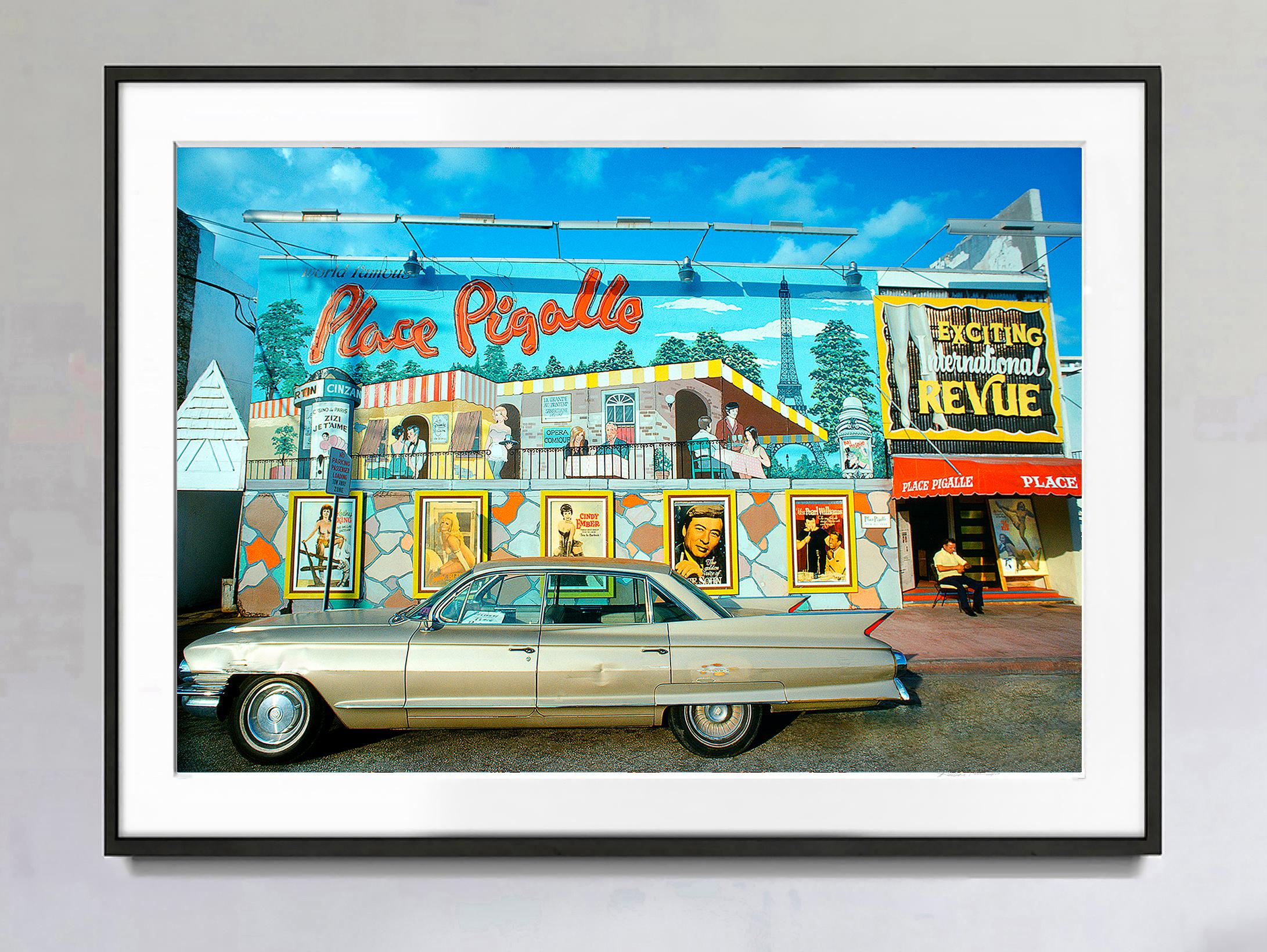 Espectáculo de Burlesque Place Pigalle, Miami Beach - Landscape Photograph Azul de Mitchell Funk