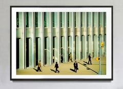 Hombres de negocios en la entrada del World Trade Center, impresión vintage en color firmada, 4/15