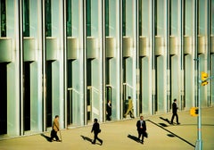Hombres de negocios en la entrada del World Trade Center, impresión vintage en color firmada, 4/15