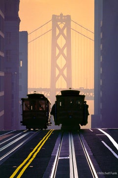 Cars de câbles devant le pont de Bay Bridge à Dawn San Francisco