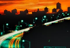 Scie luminose di auto sopra le torri dell’acqua, fotografia a colori autografata, 15/3