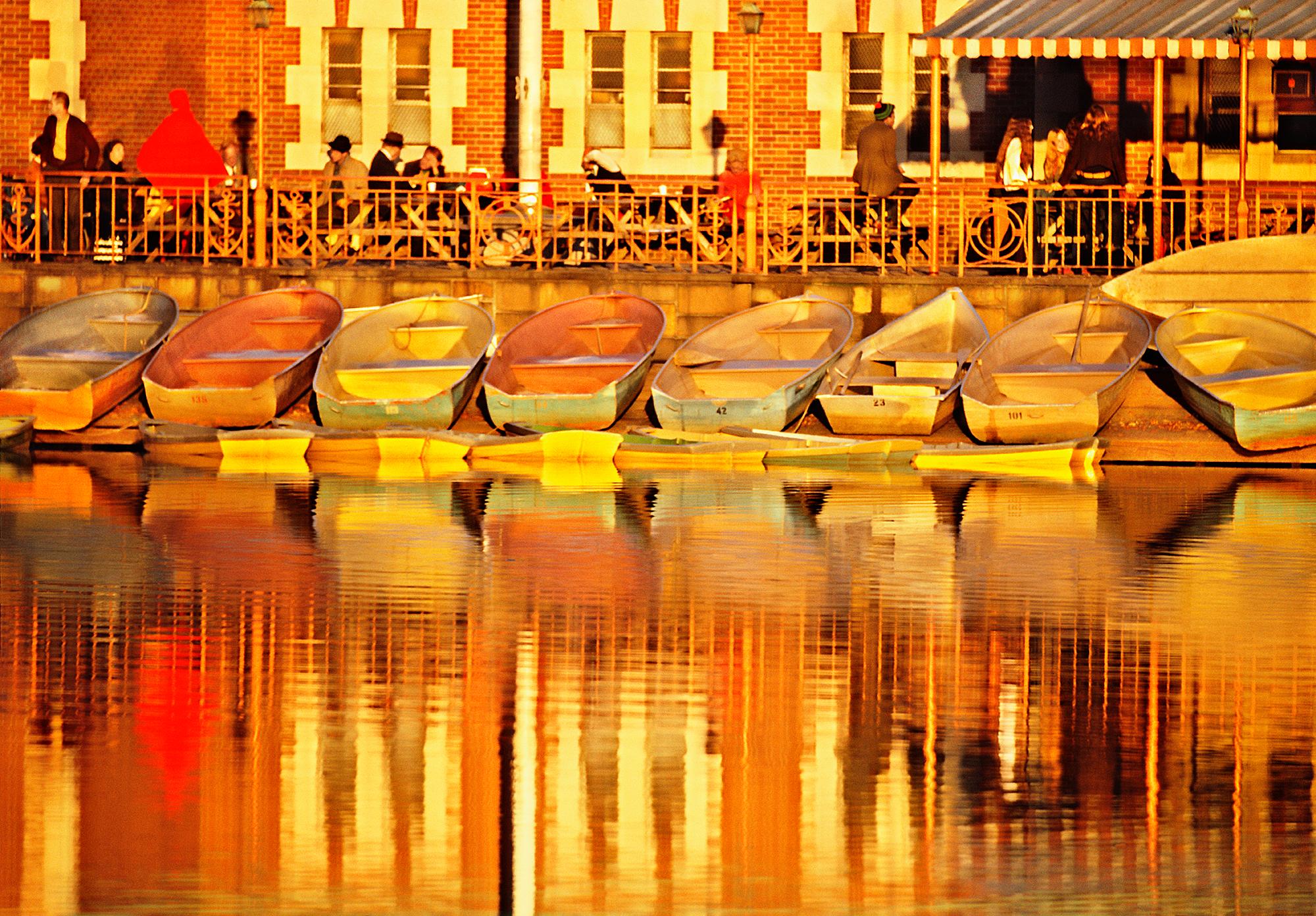 Mitchell Funk Landscape Photograph – Central Park Bootshaus in Golden Light mit impressionistischen Reflektionen