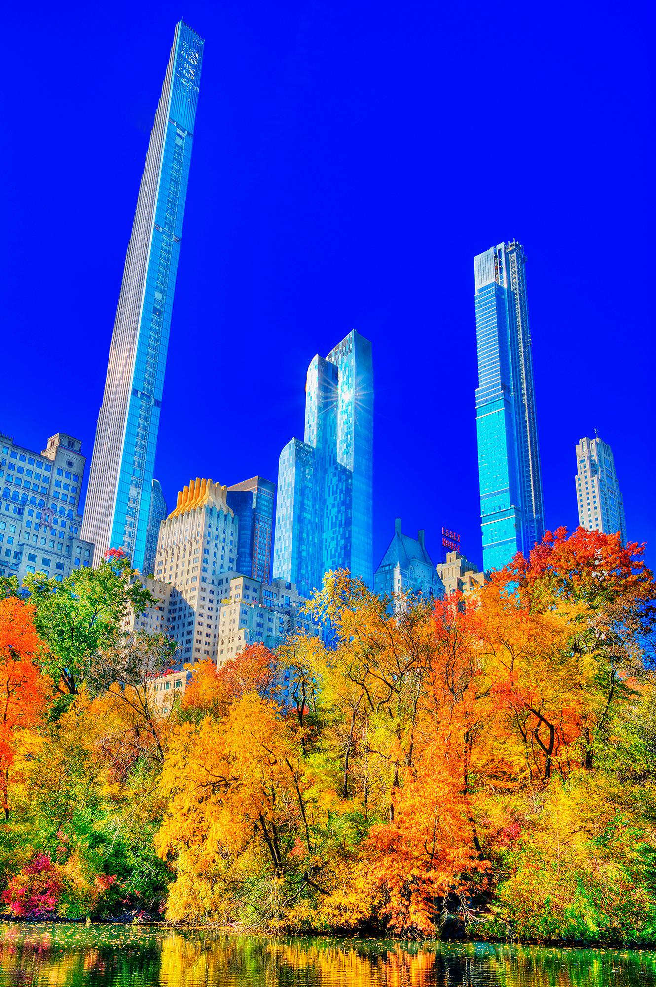  Central Park In Autumn mit Billionaires Row Wolkenkratzern. Surreale Stadt