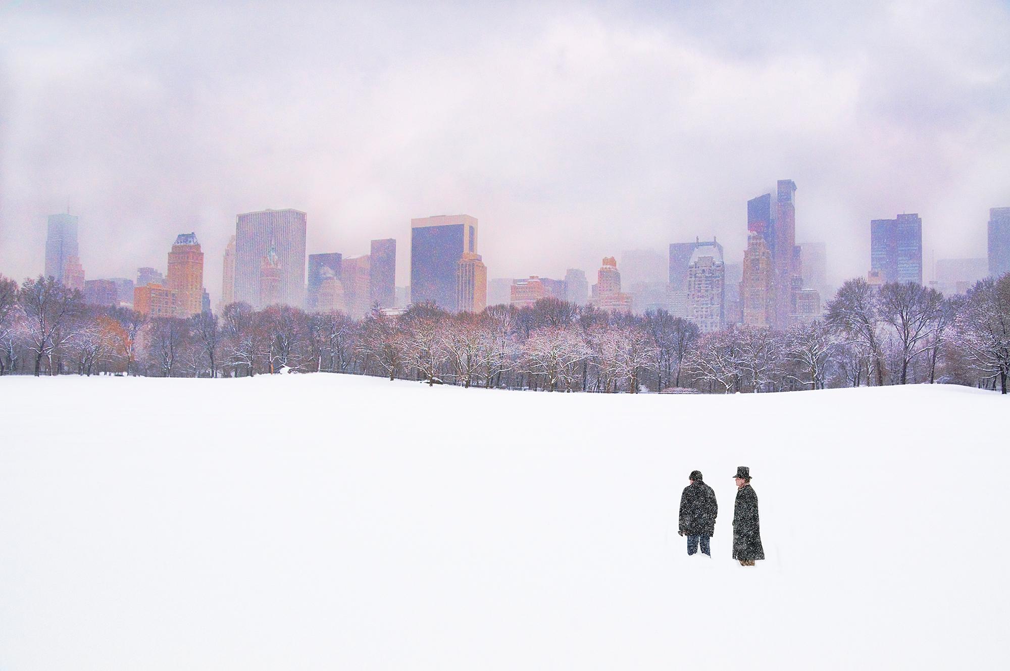 Landscape Photograph de Mitchell Funk - Central Park en la nieve con  El horizonte de ensueño de Midtown