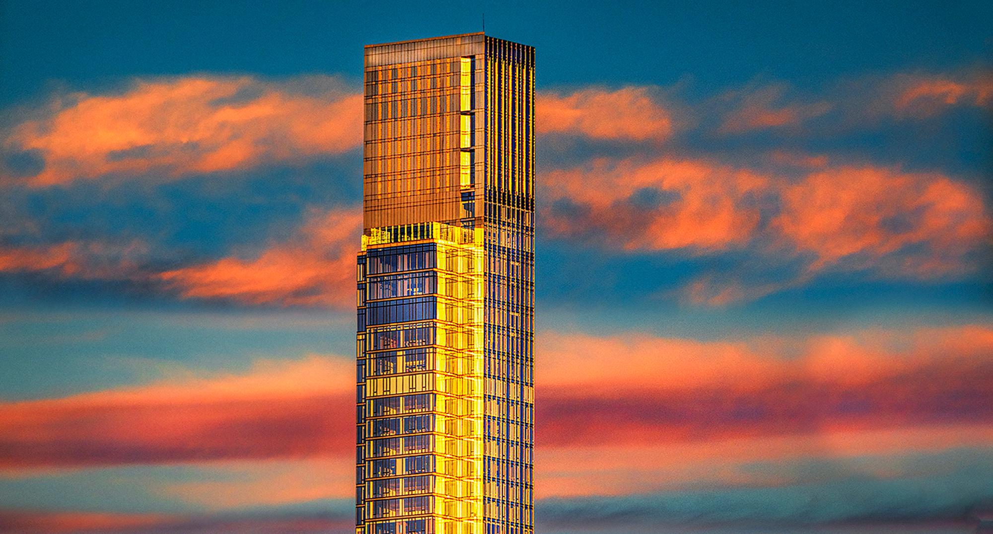Mitchell Funk treibt die Wolkenkratzerfotografie zu neuen Höhenflügen. Der Central Park Tower erhebt sich in die schwindelerregende Höhe von 1.550 Fuß, aber durch Funks Linse steigt er in der ästhetischen Skala noch höher.  Funk nutzt das goldene