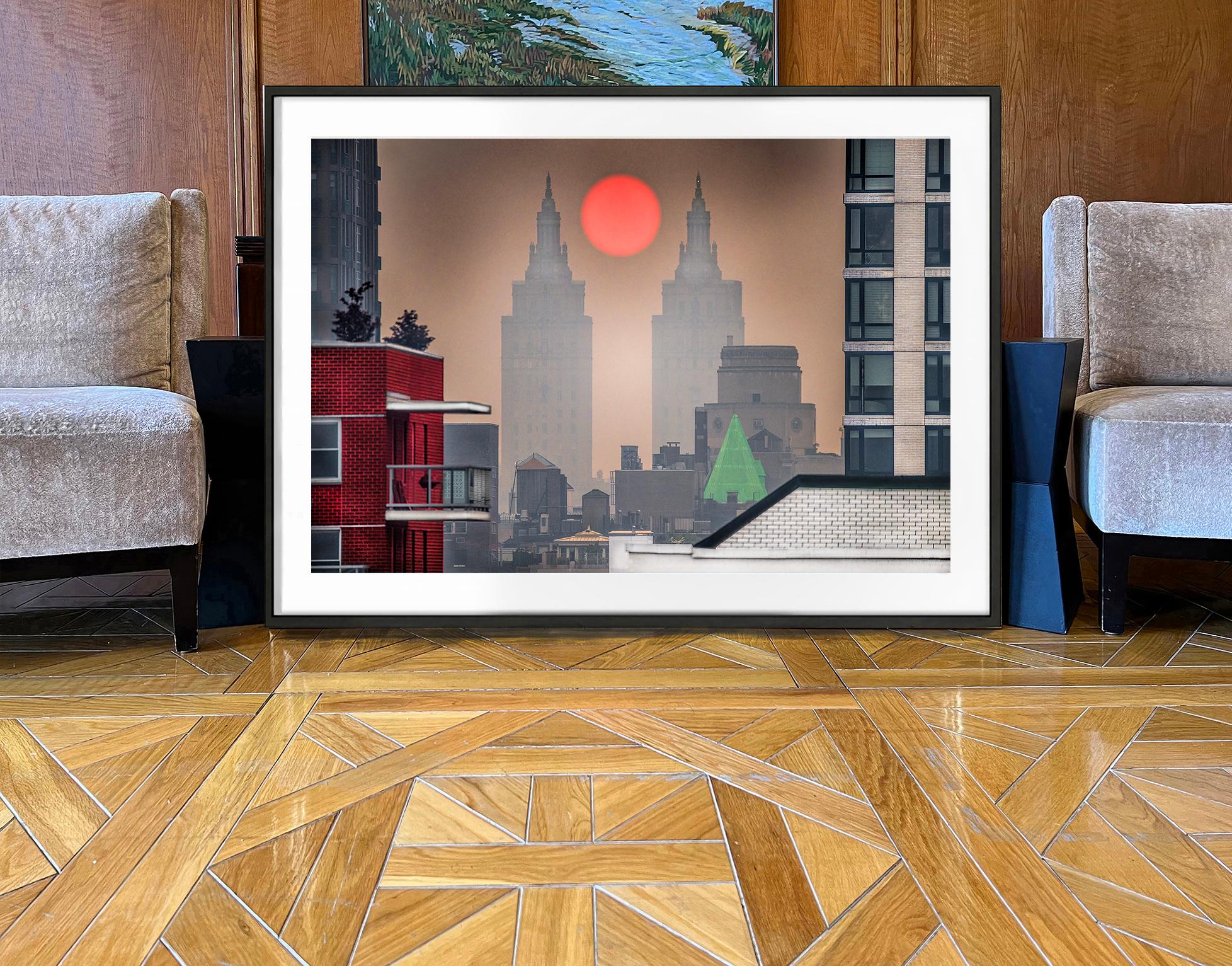 La ville de New York Hazy Day, Central Park West Towers Cradle Orange Red Sun en vente 1