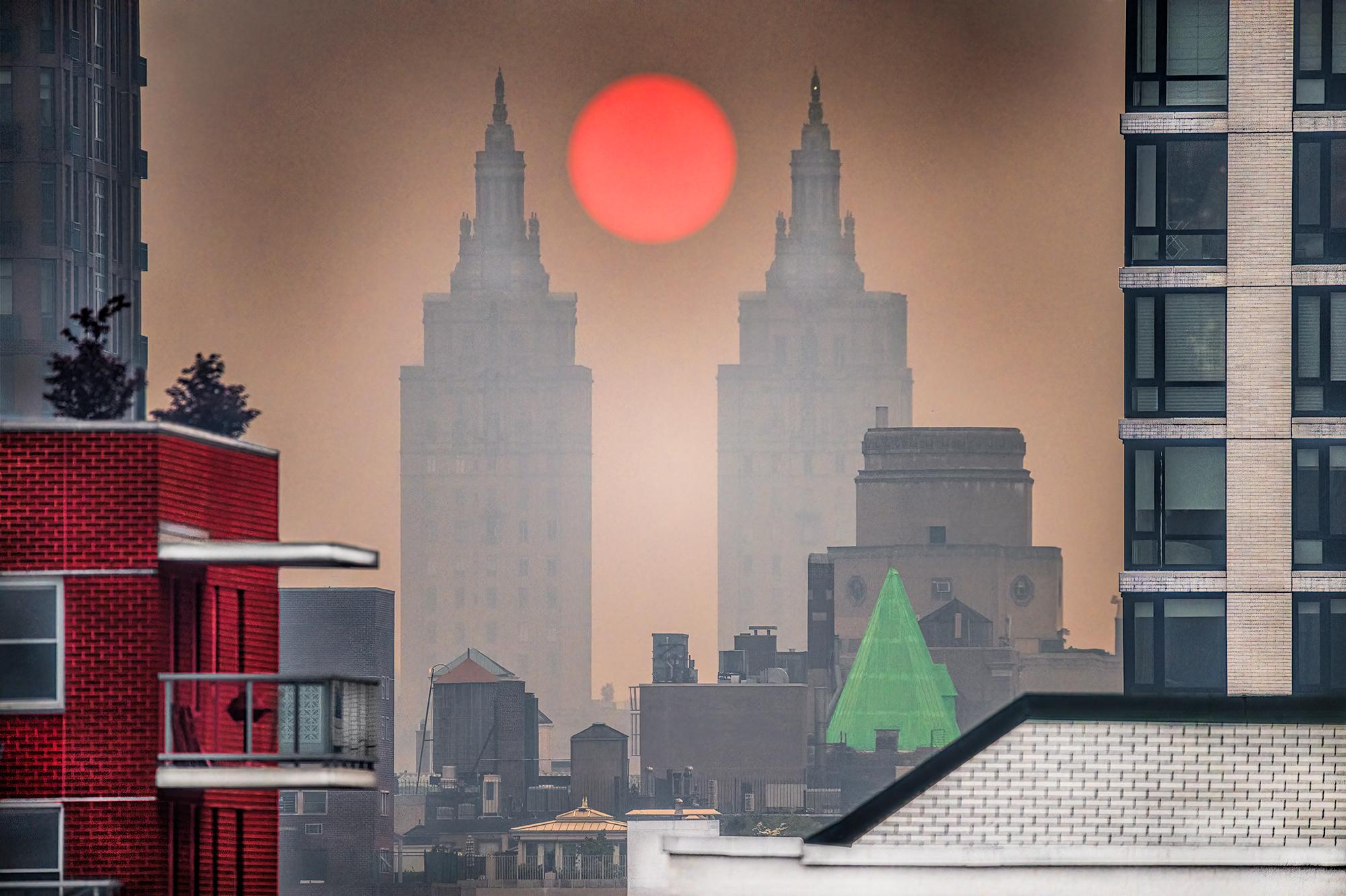 Color Photograph Mitchell Funk - La ville de New York Hazy Day, Central Park West Towers Cradle Orange Red Sun