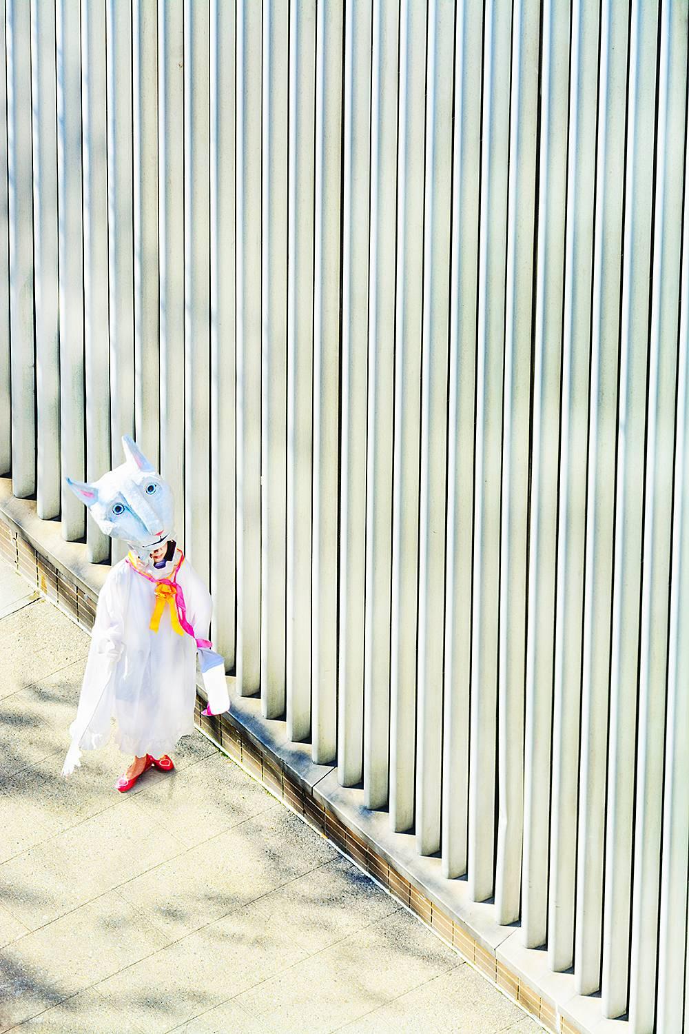 Color Photograph de Mitchell Funk - Niño Gato