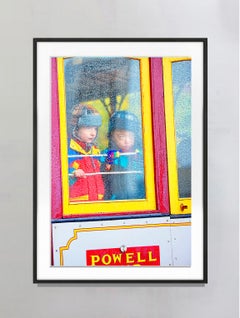 Les enfants regardent la voiture de la rue de San Francisco sous la pluie, photographie d'art