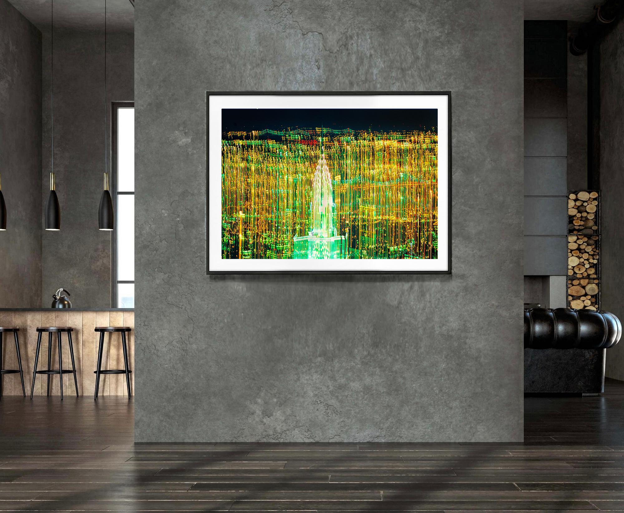 Un icono art déco de los años 30 se interpreta con una técnica frenética que recuerda a los pintores expresionistas abstractos de los años 50. Como si pintara con luz, el visionario fotógrafo Mitchell Funk reduce el edificio Chrysler a una silueta