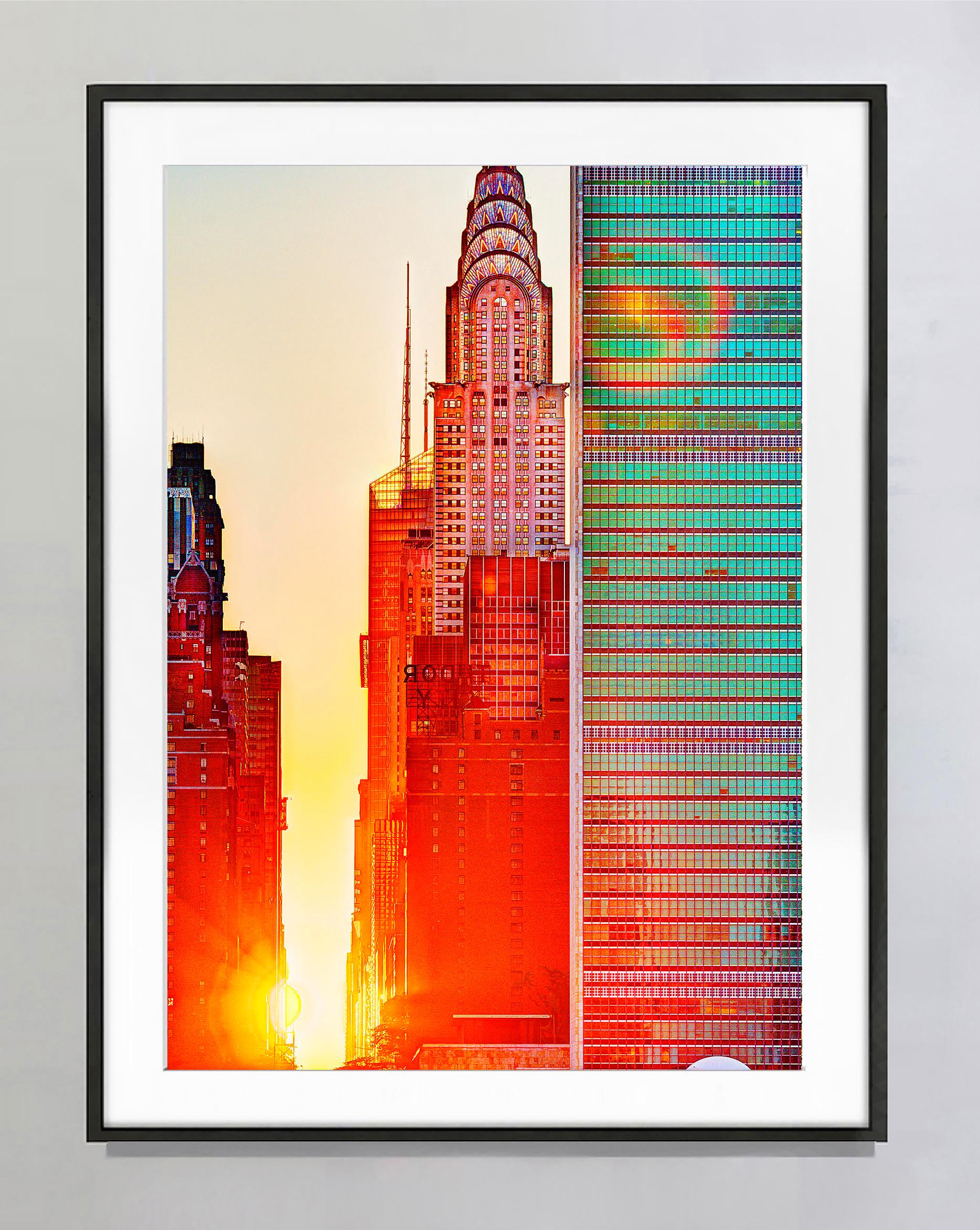 Il Chrysler Building a Manhattanhenge è un esempio di come si possa prendere un soggetto turistico banale e trasformarlo in un'immagine originale. Il veterano fotografo di strada Mitchell Funk crea un'immagine sorprendente del Chrysler Building