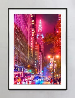 Le Chrysler Building la nuit  Ciel magenta lors d'une nuit pluvieuse à New York  - Photo couleur