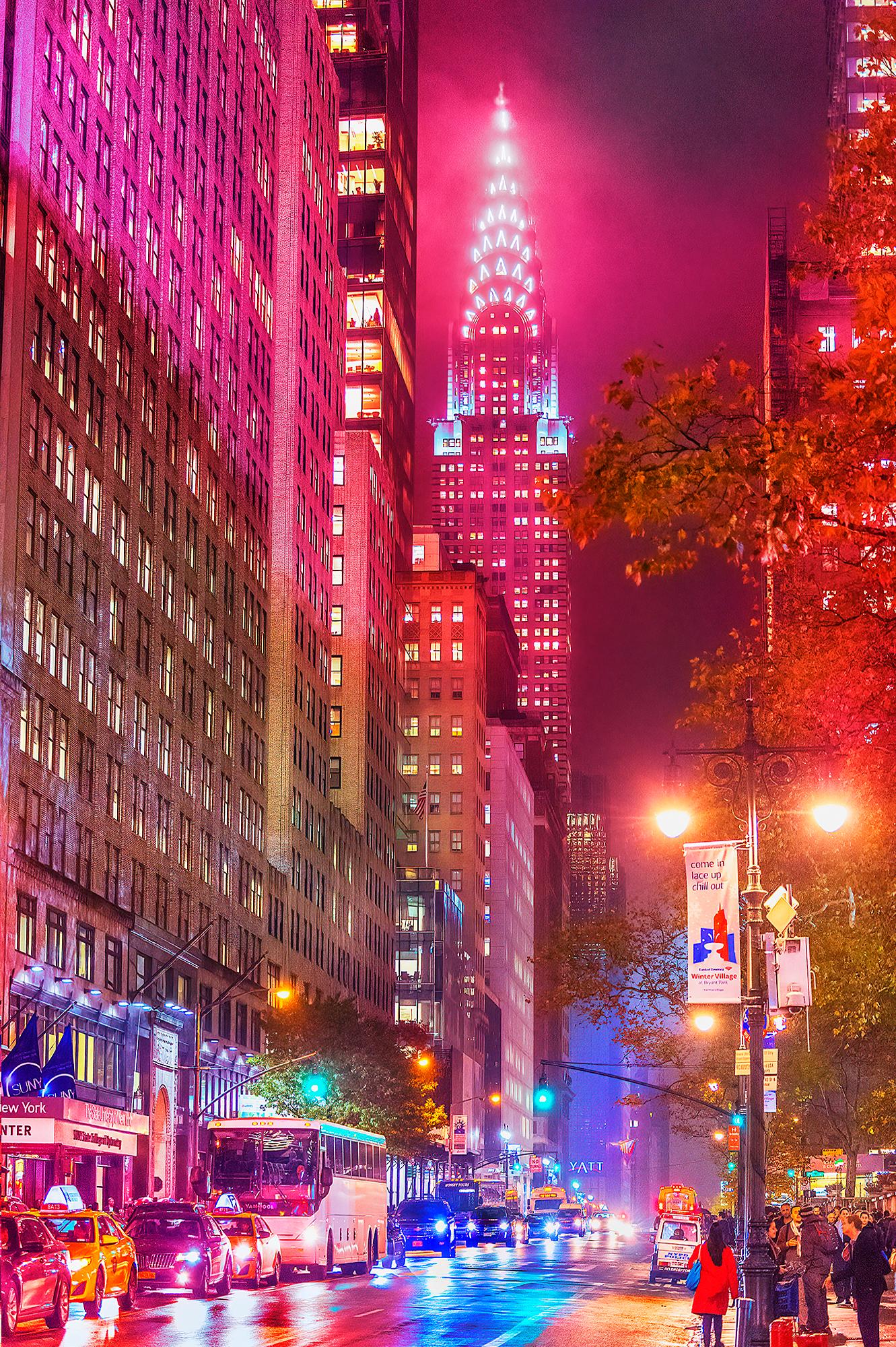 Chrysler Building bei Nacht,  Magenta Himmel auf Regenbogener New Yorker Nacht  Farbfoto – Farbfoto