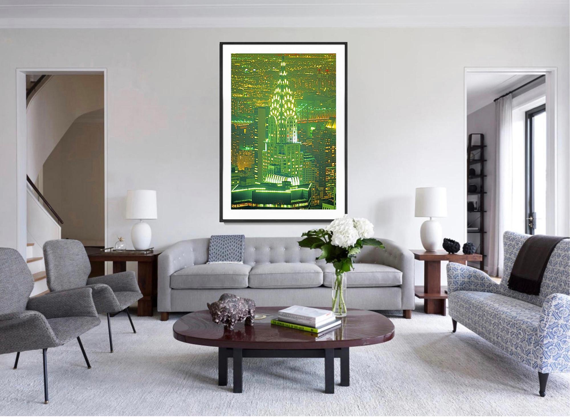 Il Chrysler Building di notte  con vista sullo skyline di New York - Landscape Photograph Verde di Mitchell Funk