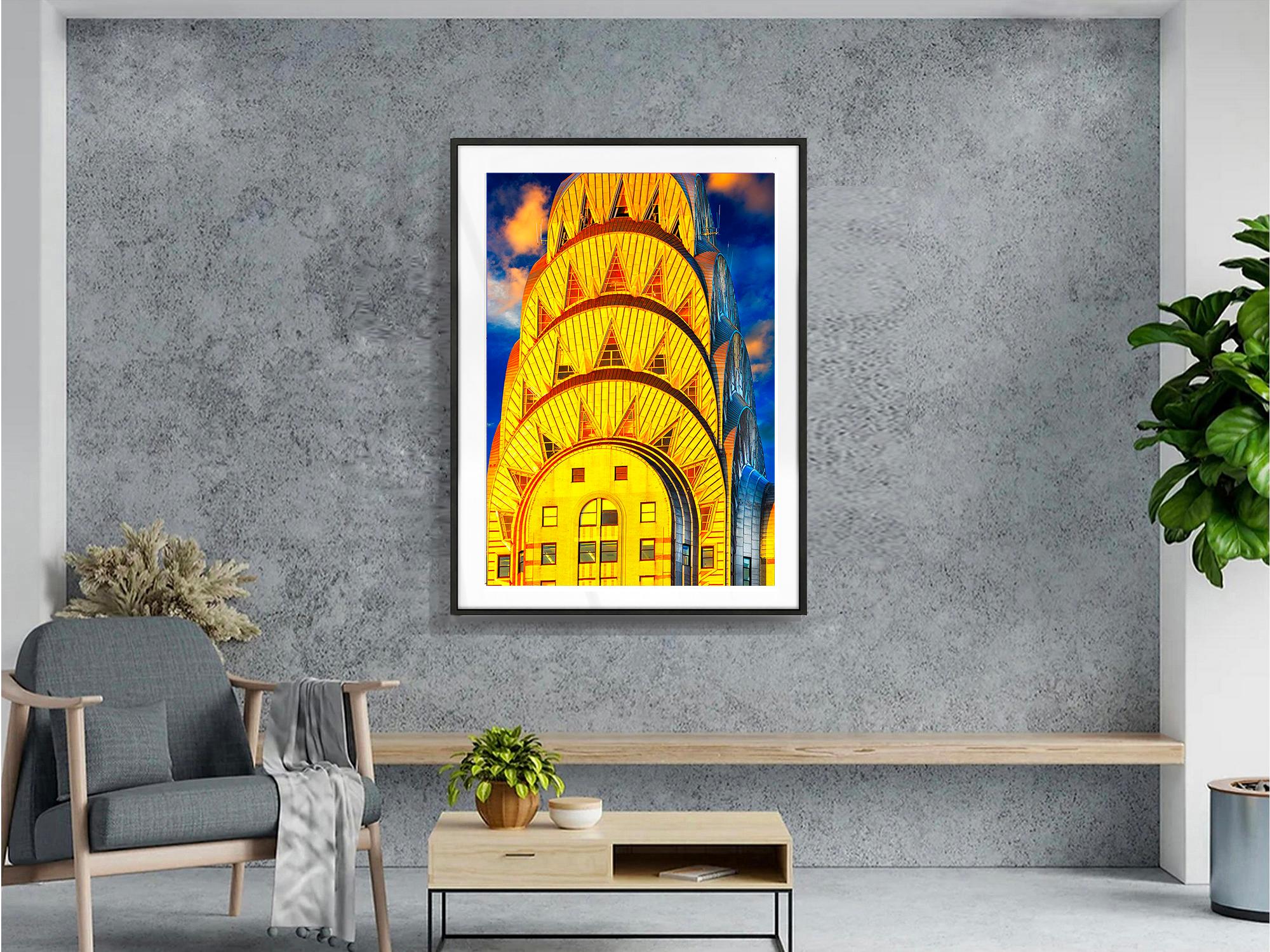 Eine elegante Kreation, die 1.046 Fuß hoch ist. Es ist der Inbegriff der Art-déco-Architektur. Die Spitze des Chrysler Buildings wird auf dieser Aufnahme einer klassischen New Yorker Szene von goldenem Licht beleuchtet. Der Fotograf Mitchell Funk