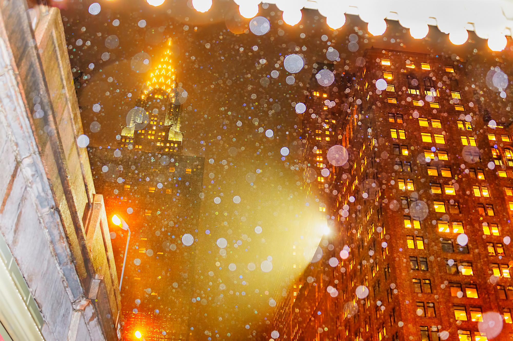 Mitchell Funk Landscape Photograph – Chrysler Building Crown an einer regen New Yorker Nacht