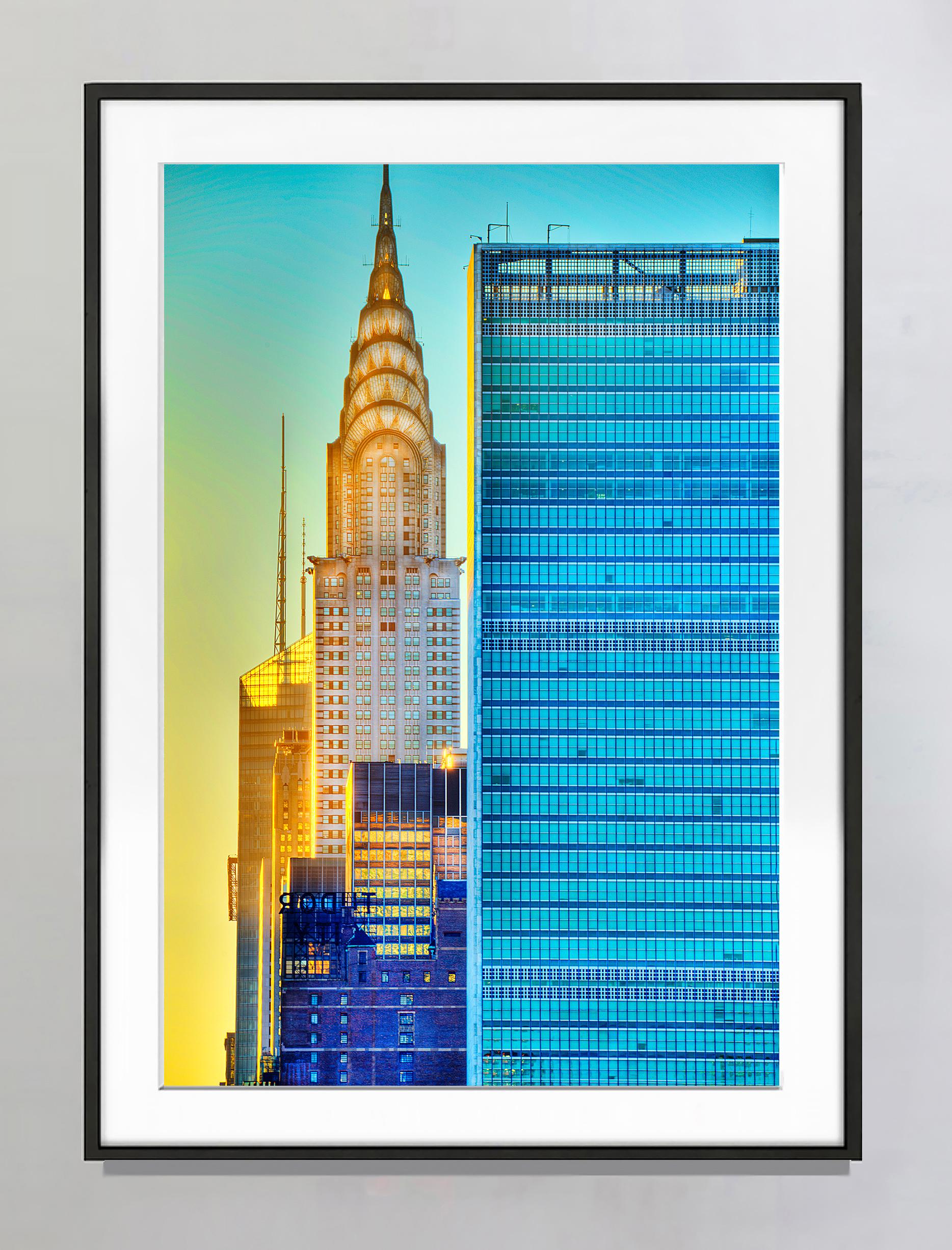Chrysler Building Crown United, Crown  Nationen,  Architekturfotografie der 42nd Street  – Photograph von Mitchell Funk