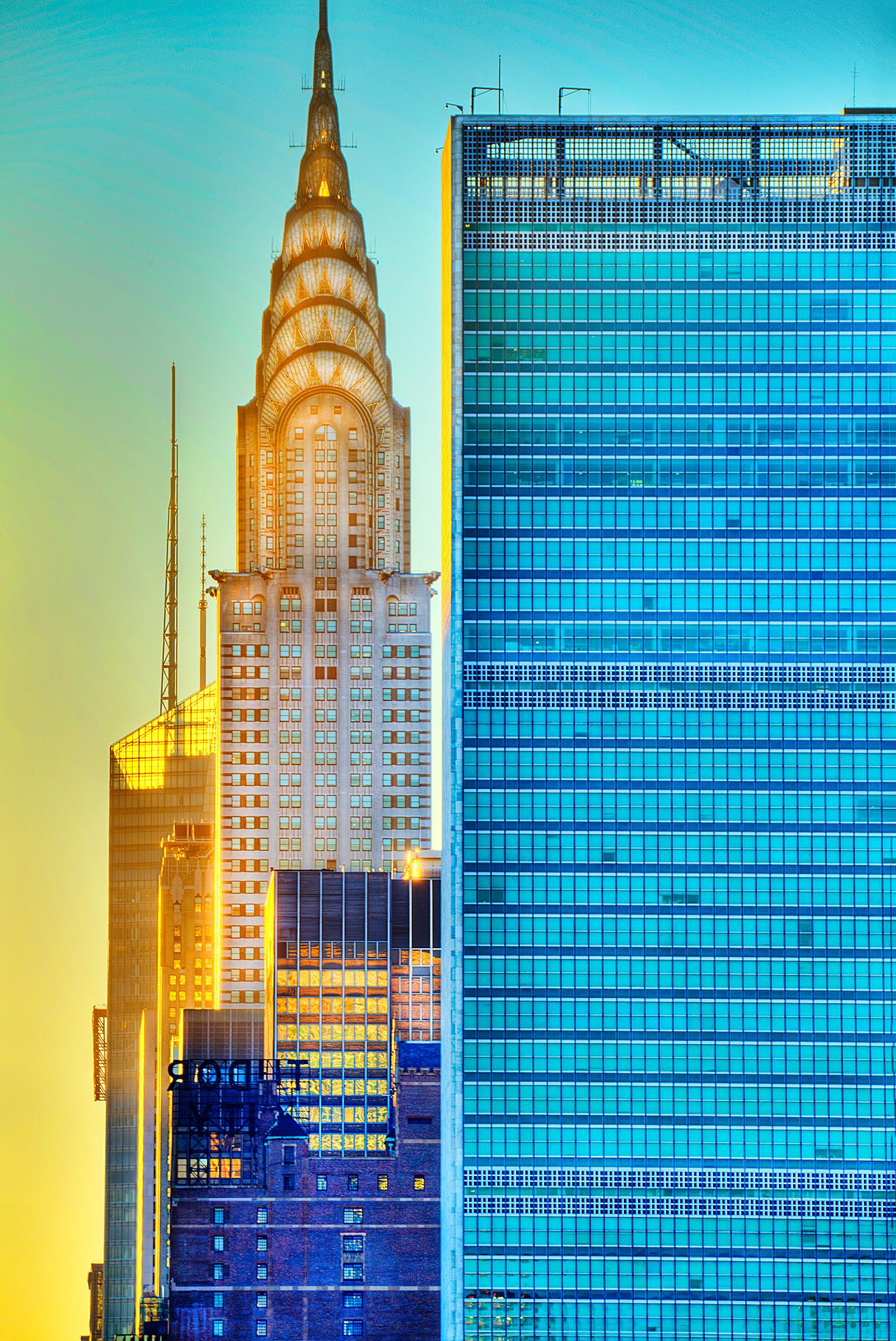 Color Photograph de Mitchell Funk - Edificio Chrysler Crown United  Naciones,  Fotografía arquitectónica de la calle 42