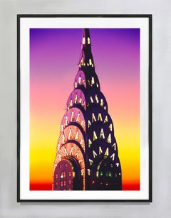 Corona del Chrysler Building di notte con cielo luminoso