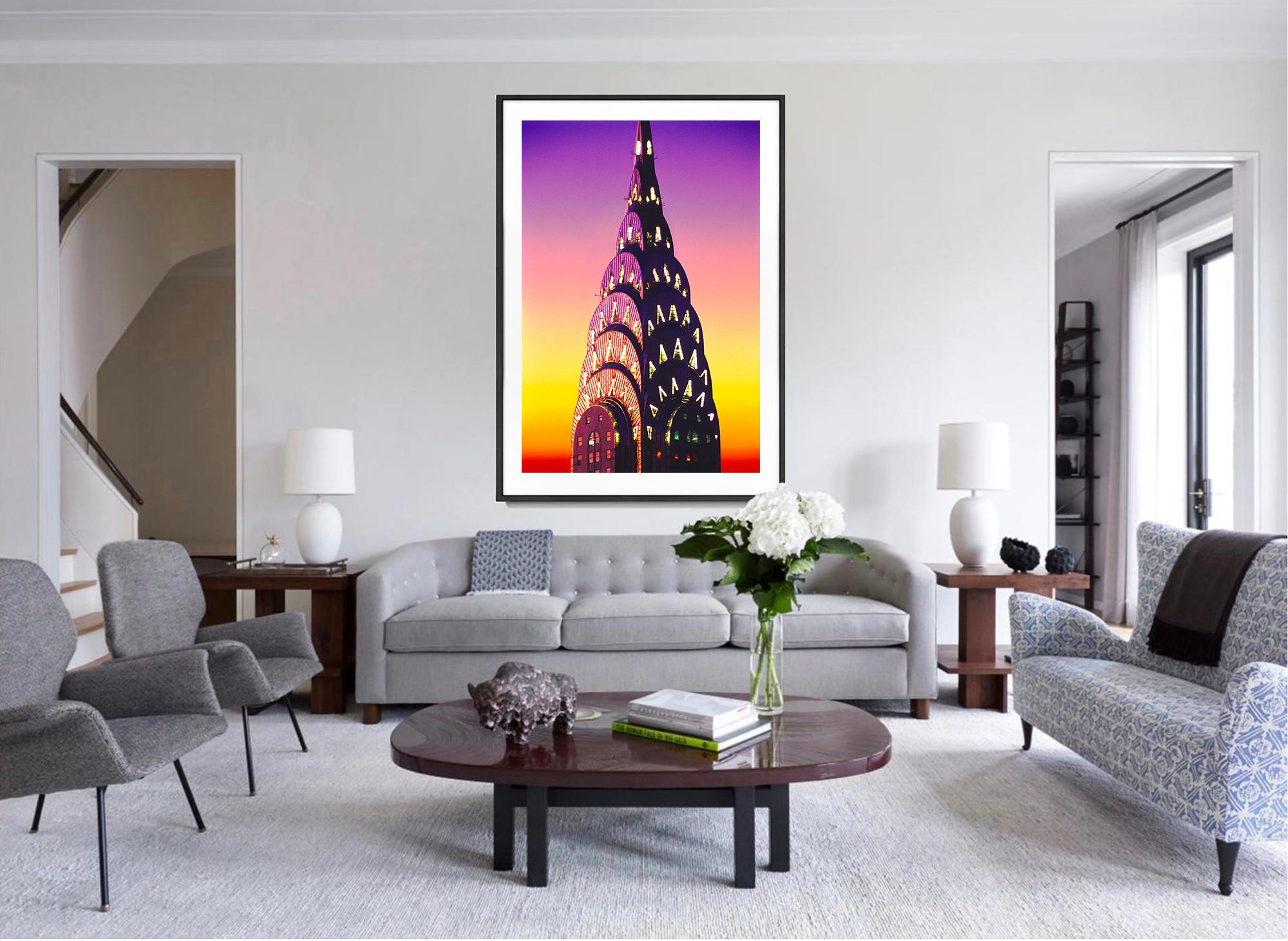 Quando il sole tramonta e le luci si accendono, il fotografo Mitchell Funk cattura l'immagine per eccellenza della corona Art Deco del Chrysler Building in un cielo luminoso.  La progressione a volta del colore nel cielo è ripresa nella progressione